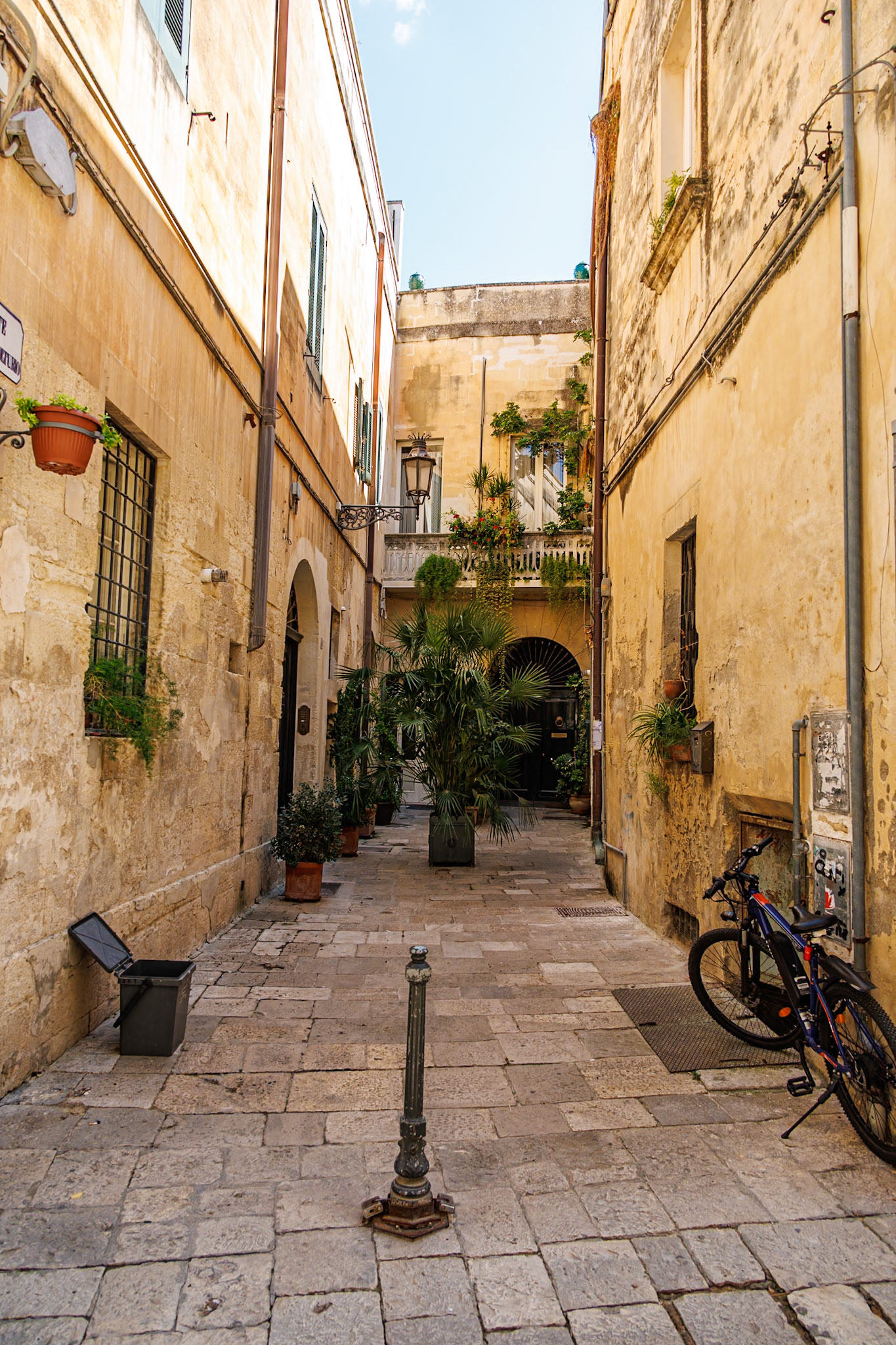 2024-09-12 11:19:15_RF24-240mm F4-6.3 IS USM_f/5.6_1/80 sec_Via Leonardo Prato_Lecce_Italy_40°21'22.0248" N 18°10'4.7748" E