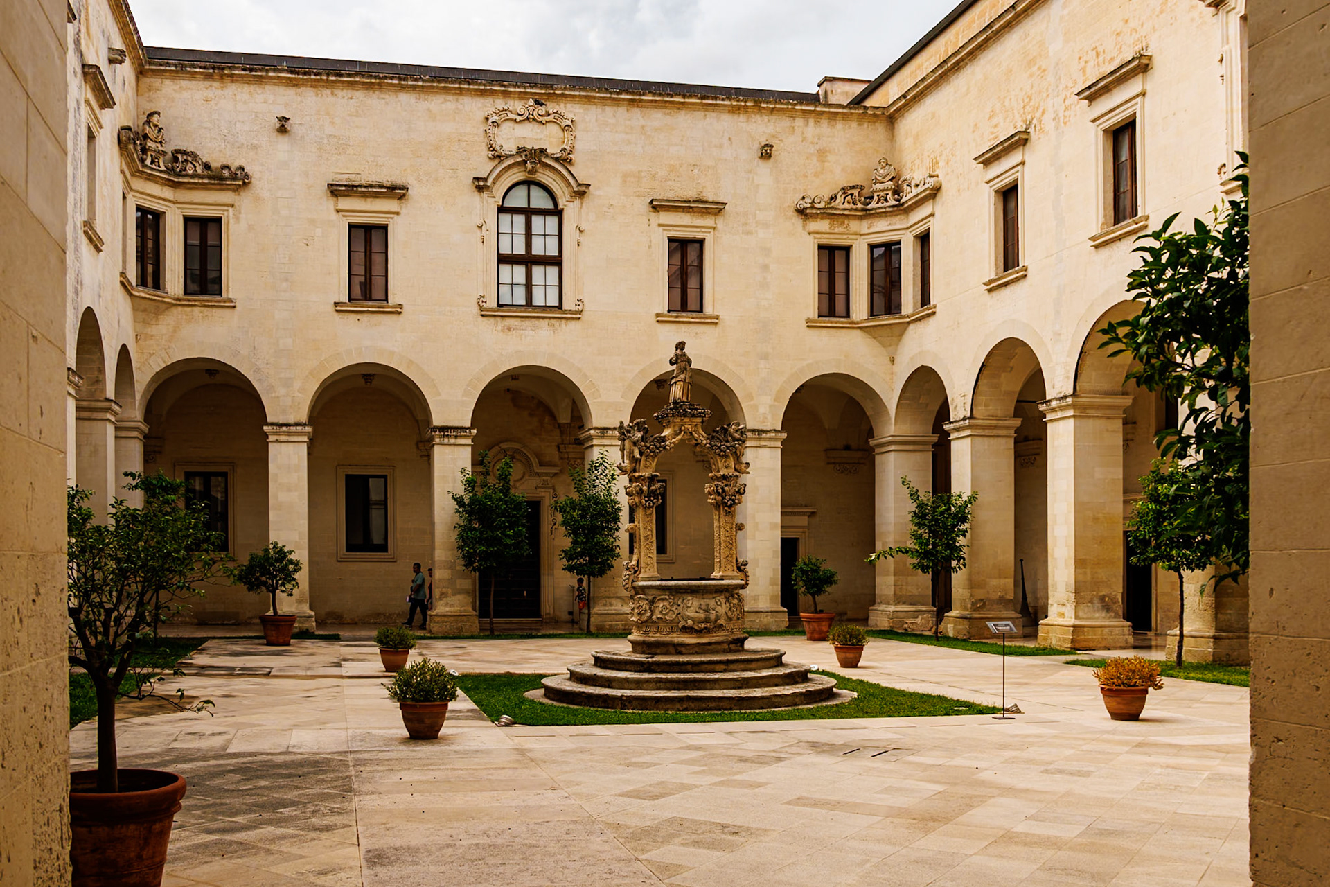 2024-09-10 11:54:36_RF24-240mm F4-6.3 IS USM_f/7.1_1/160 sec_Via Leonardo Prato_Lecce_Italy_40°21'8.6832" N 18°10'6.2148" E