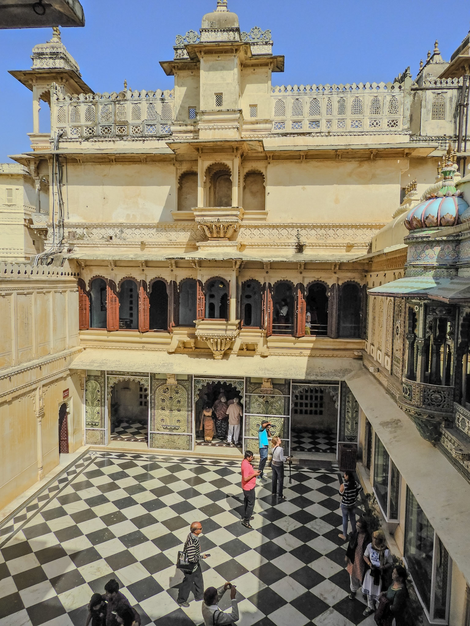 2018-02-20 11:38:17__f/3.8_1/1600 sec_Jagdish Temple Road_Udaipur_India_24°34'36.048" N 73°41'1.5432" E