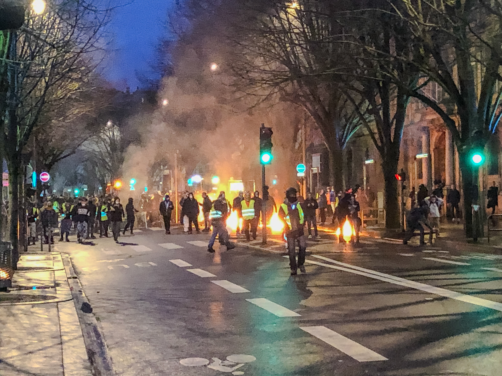 _2019-01-19__iPhone X__ iPhone X back dual camera 4mm f/1.8__f/1.8__1/4 sec__Cours Victor Hugo__Bordeaux__France__44°50'5.7516" N 0°34'21.7308" W_