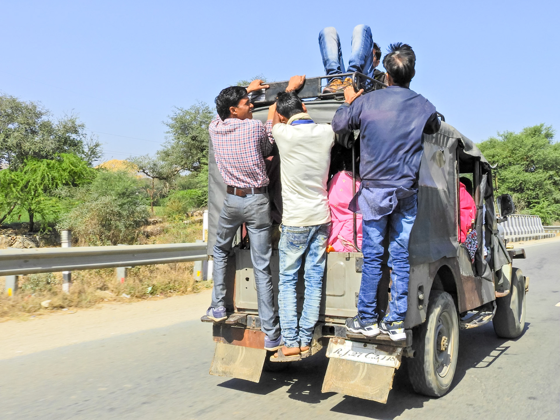 _2018-02-22__Nikon__Coolpix B700__ __f/7.6__1/320 sec__NH27__Gogunda__India__24°45'57.7728" N 73°31'26.4432" E