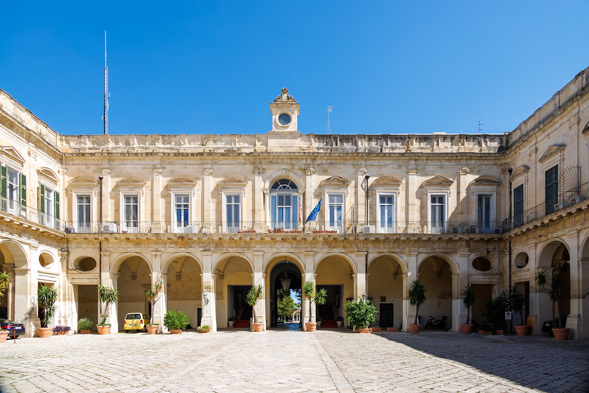 2024-09-11 12:16:12_RF24-240mm F4-6.3 IS USM_f/7.1_1/200 sec_Via Leonardo Prato_Lecce_Italy_40°21'18.3168" N 18°10'22.44" E