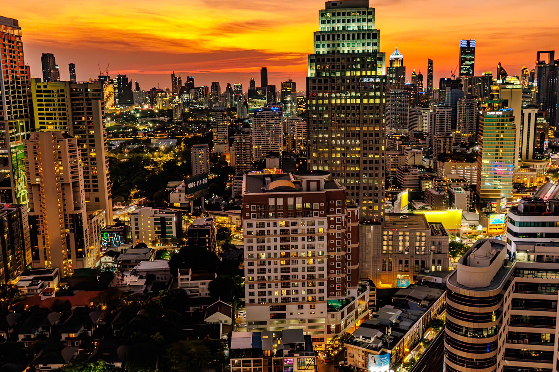 _2025-05-14__Canon EOS R3__ RF15-35mm F2.8 L IS USM__f/11__1/13 sec__Soi Sukhumvit 27__Bangkok__Thailand__13°44'4.4628" N 100°33'51.2568" E_