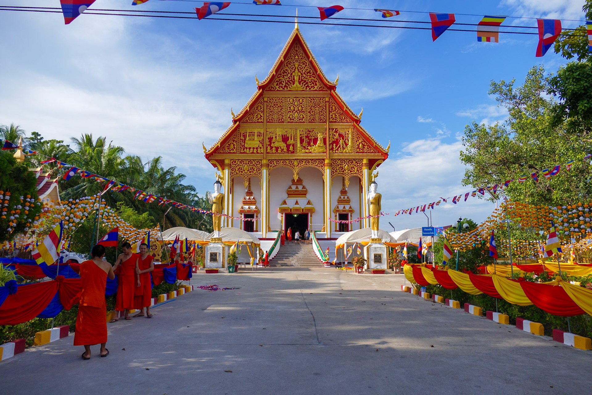 _2019-10-12__Panasonic__DMC-FZ1000__ __f/2.8__1/1600 sec__That Luang Kang, Alley 5__Vientiane Capital__Laos__17°58'37.362" N 102°38'9.4416" E