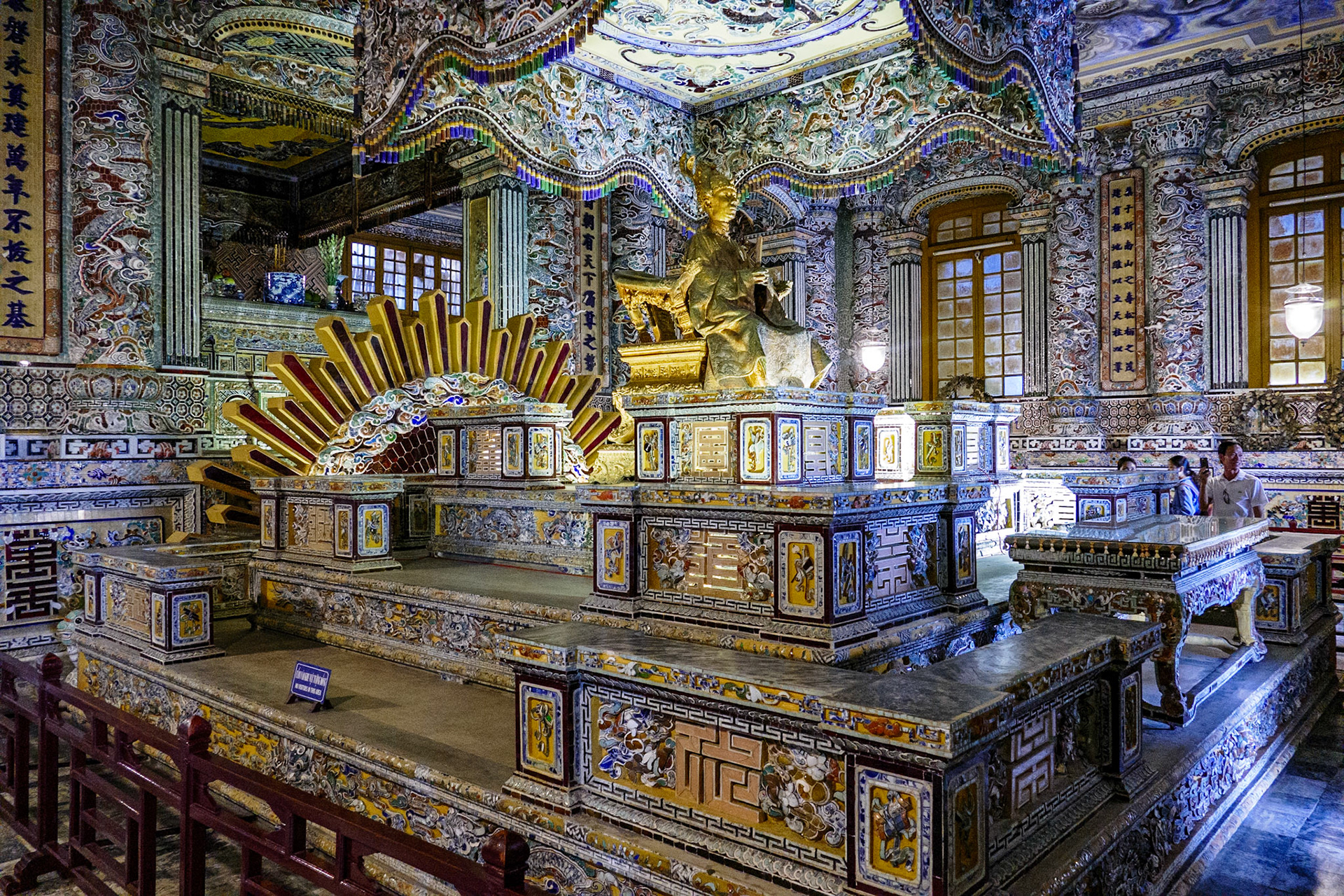 _2019-09-13__Panasonic__DMC-FZ1000__ __f/2.8__1/30 sec__Đường Đại Nam__Thuy Xuan Ward__Vietnam__16°23'56.5512" N 107°35'25.9656" E