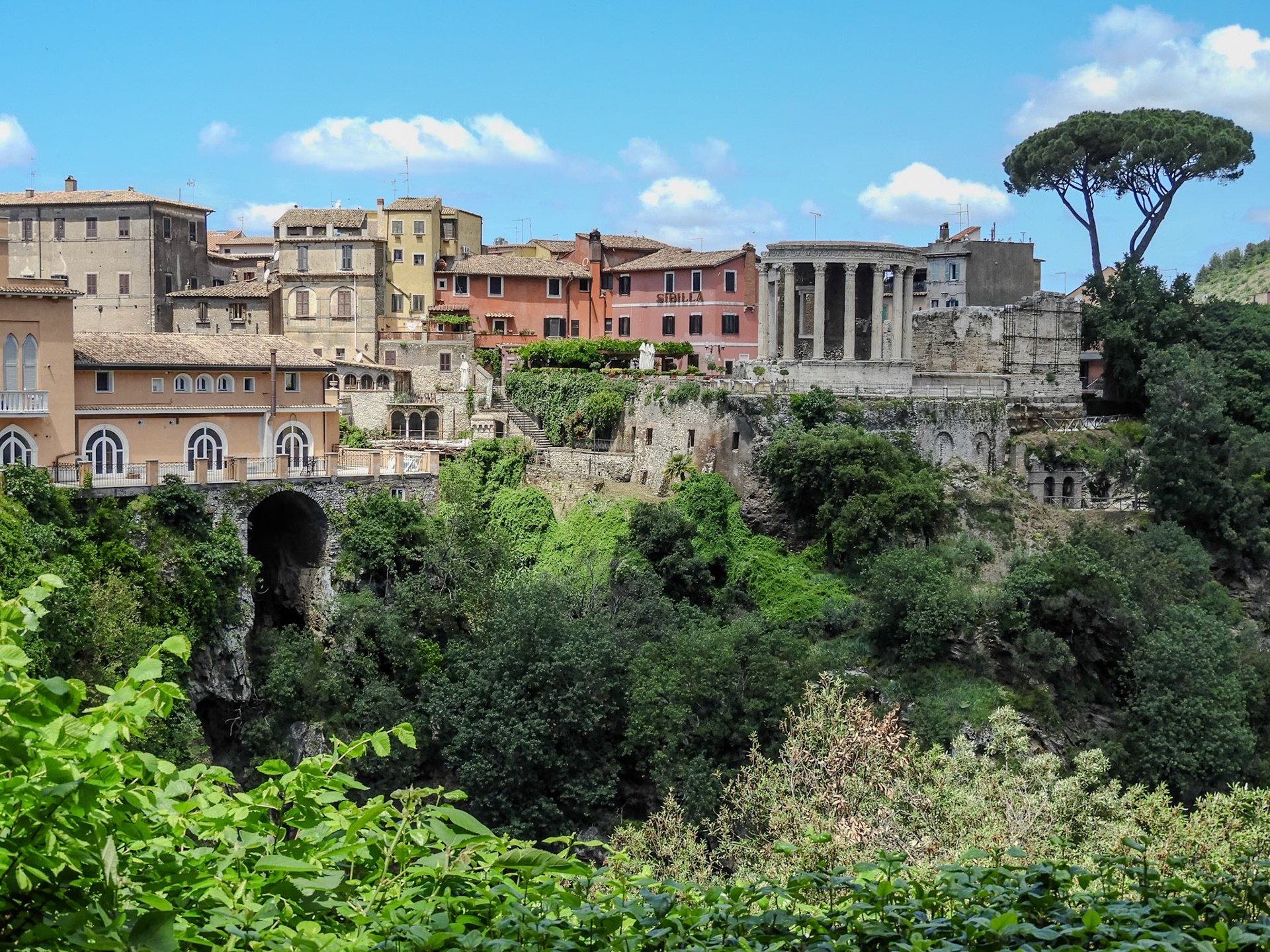 _2018-05-24__Coolpix B700__ __f/4__1/500 sec__Viale Giuseppe Mazzini__Tivoli__Italy__41°57'53.46" N 12°48'8.1648" E_
