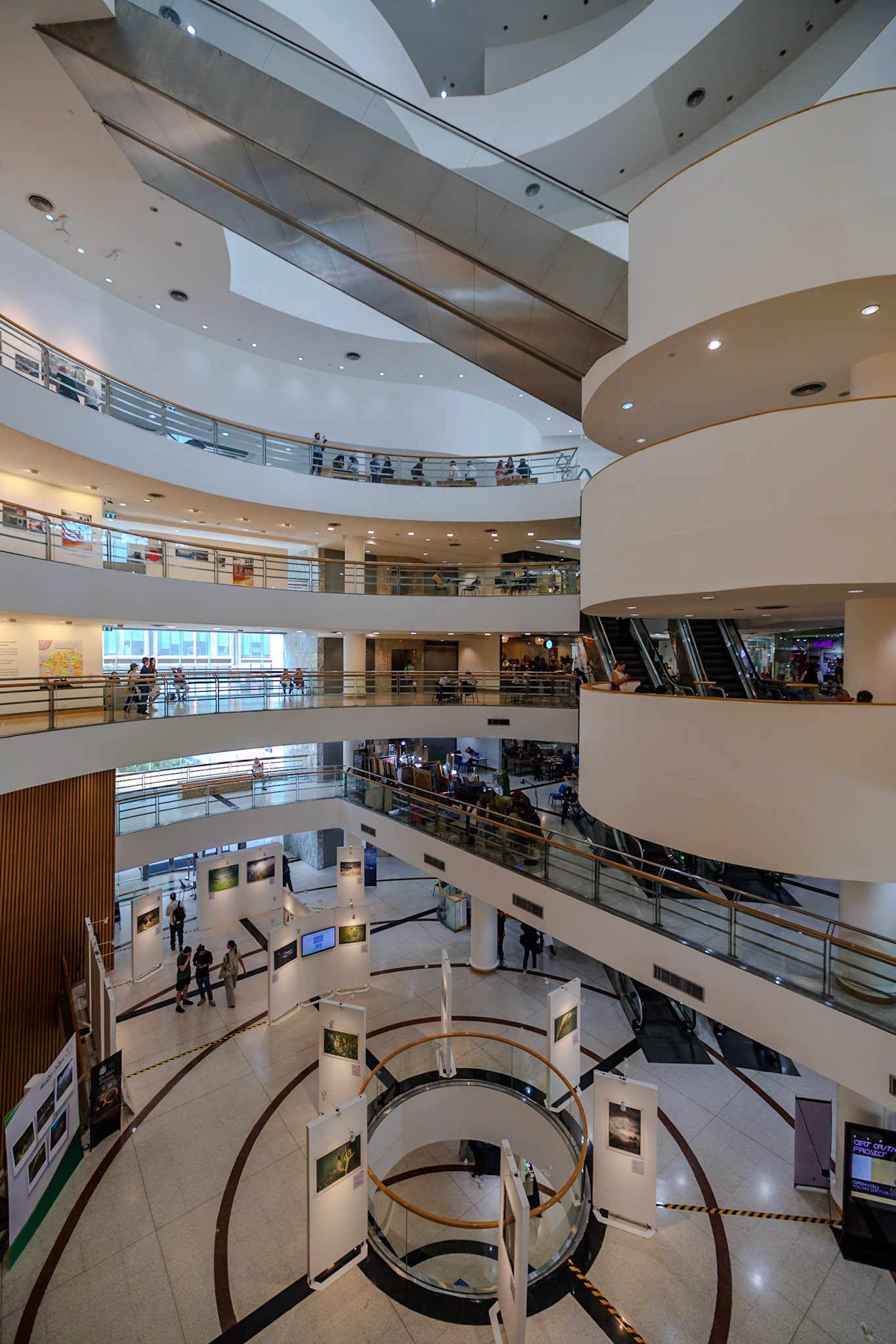 _2025-03-06__Canon__Canon EOS R3__ RF15-35mm F2.8 L IS USM__f/2.8__1/60 sec__ลานหอศิลปกรุงเทพฯ__Bangkok__Thailand__13°44'48.7788" N 100°31'49.8432" E