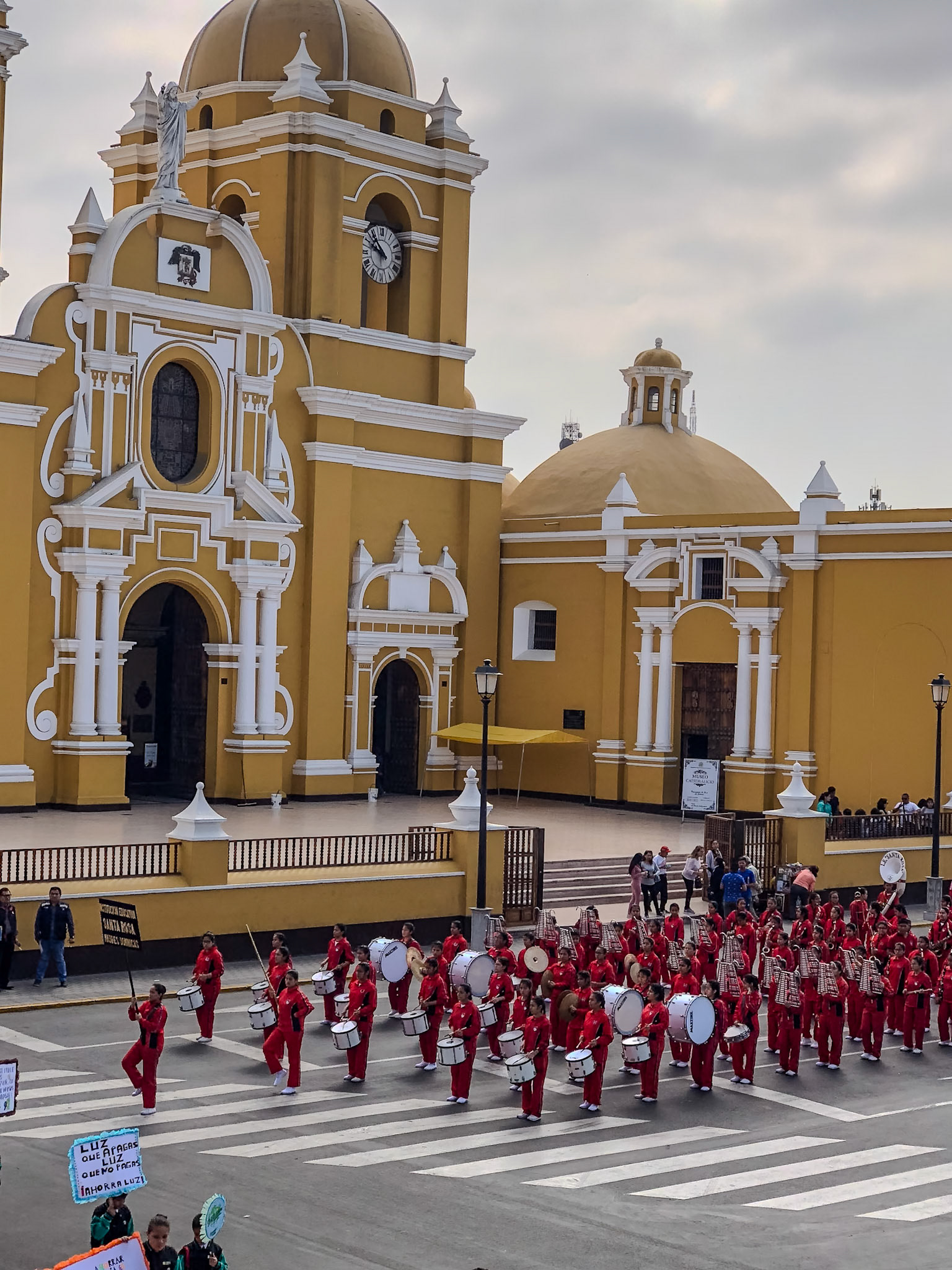 _2018-10-19__iPhone X__ iPhone X back dual camera 6mm f/2.4__f/2.4__1/1700 sec__Jirón Independencia__Trujillo__Peru__8°6'40.0104" S 79°1'43.77" W_