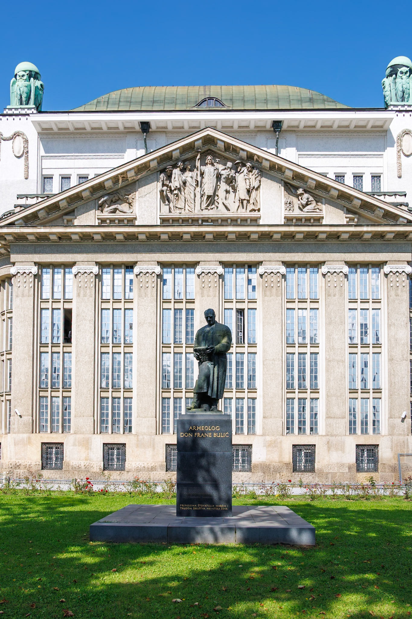 _2024-09-25__Canon__Canon EOS R3__ RF24-240mm F4-6.3 IS USM__f/9__1/250 sec__Mihanovićeva ulica__City of Zagreb__Croatia__45°48'20.1888" N 15°58'12.522" E