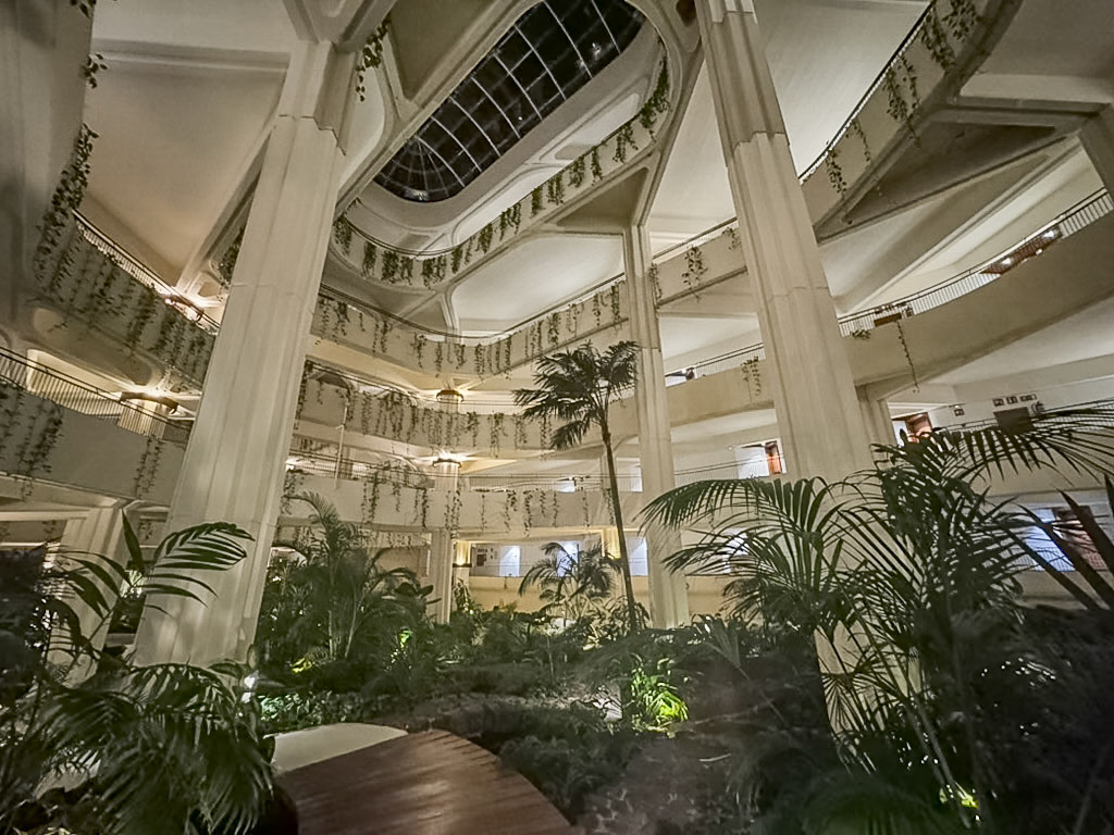 2024-12-01 21:24:42_iPhone 15 Pro back triple camera 2.22mm f/2.2_f/2.2_1/35 sec_Avenida Islas Canarias_Teguise_Spain_28°59'59.73" N 13°29'2.4288" W