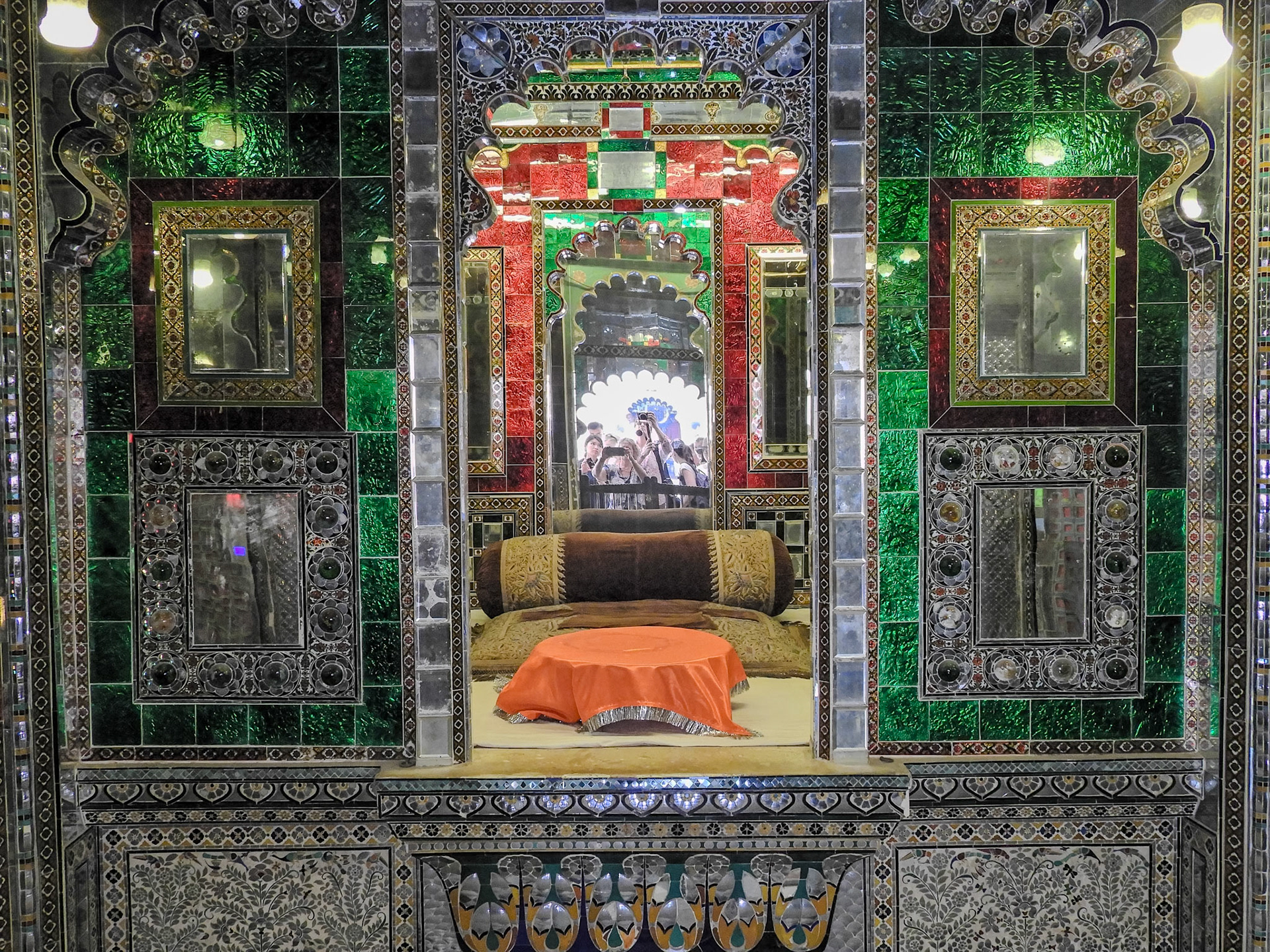 2018-02-20 11:48:55__f/3.6_1/20 sec_Jagdish Temple Road_Udaipur_India_24°34'36.048" N 73°41'1.5432" E