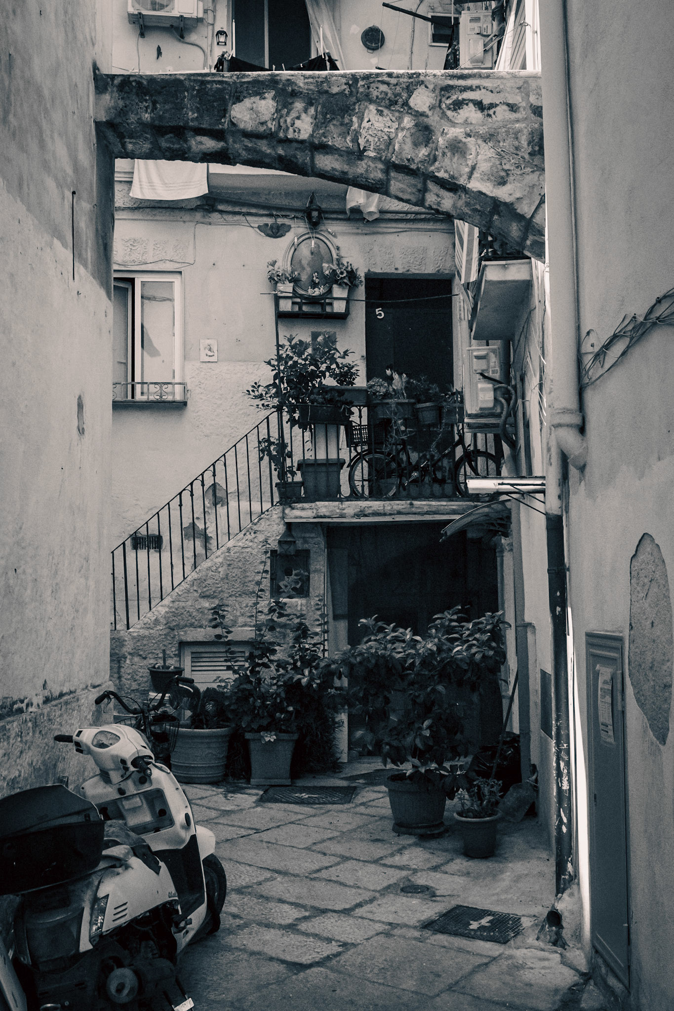 _2024-09-06__Canon__Canon EOS R3__ RF24-240mm F4-6.3 IS USM__f/16__1/4000 sec__Piazza del Ferrarese__Bari__Italy__41°7'48.9108" N 16°52'9.7968" E