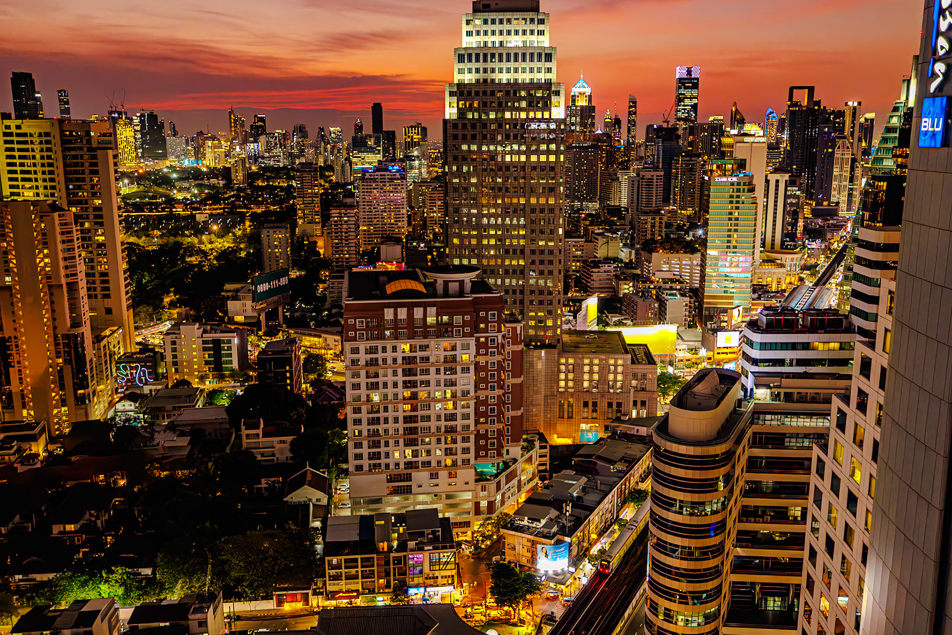 _2025-05-14__Canon EOS R3__ RF15-35mm F2.8 L IS USM__f/3.2__1/60 sec__Soi Sukhumvit 27__Bangkok__Thailand__13°44'5.19" N 100°33'51.3108" E_