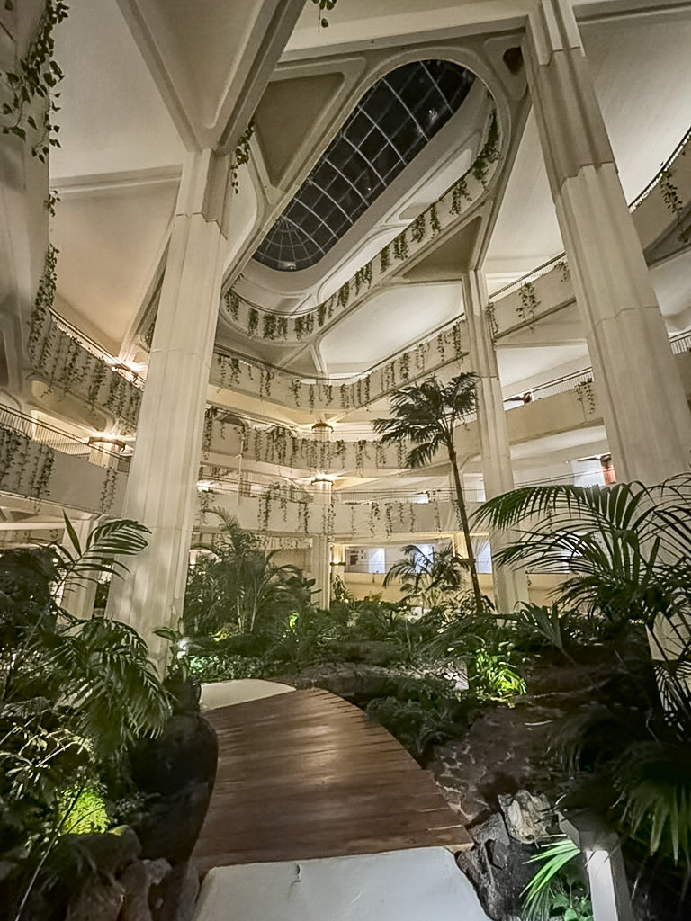 2024-12-01_iPhone 15 Pro back triple camera 2.22mm f/2.2_f/2.2_1/35 sec___Avenida Islas Canarias_Teguise_Spain_28°59'59.73" N 13°29'2.4288" W