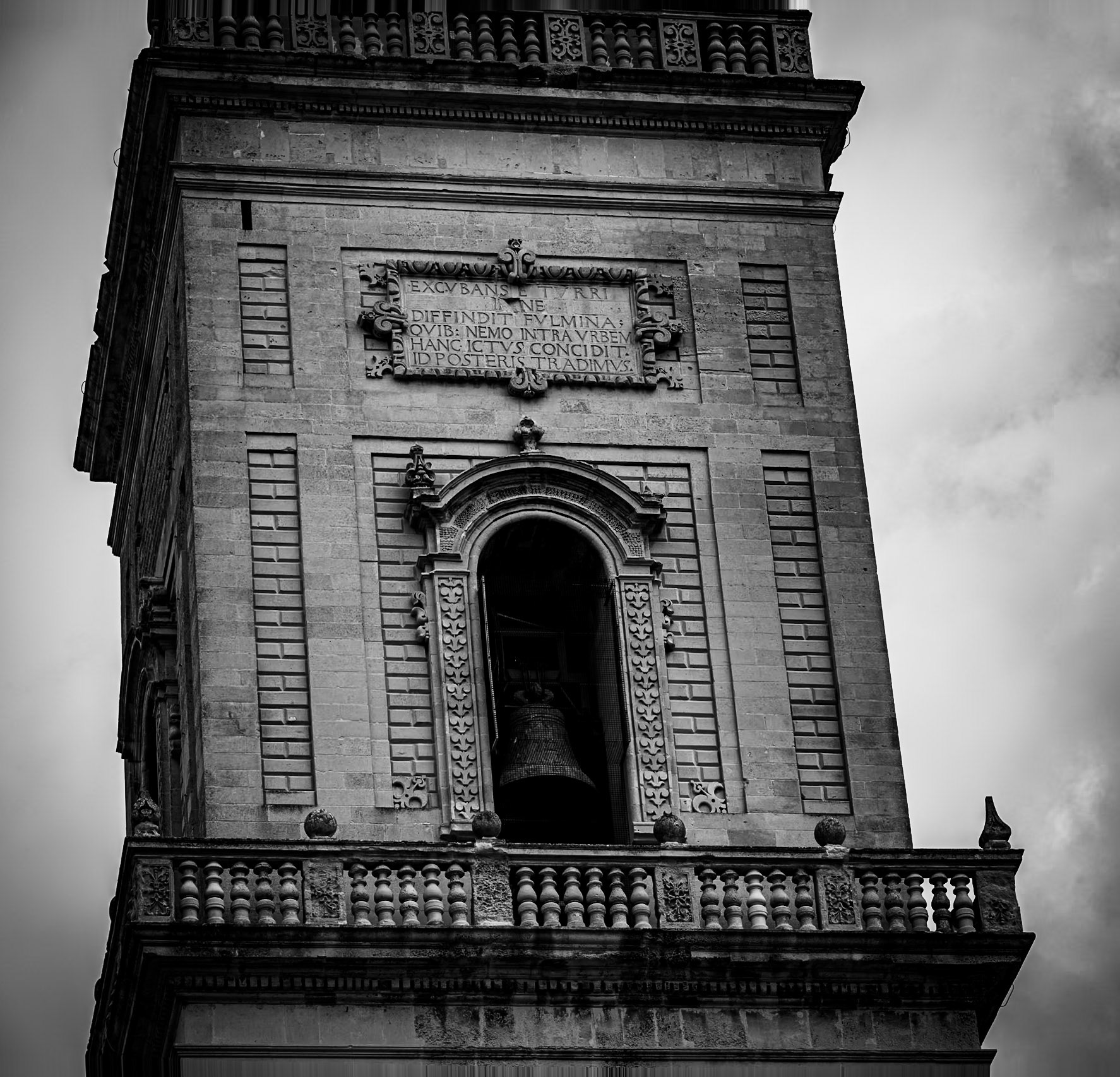 2024-09-10 11:55:20_RF24-240mm F4-6.3 IS USM_f/9_1/250 sec_Via Leonardo Prato_Lecce_Italy_40°21'8.1" N 18°10'8.688" E