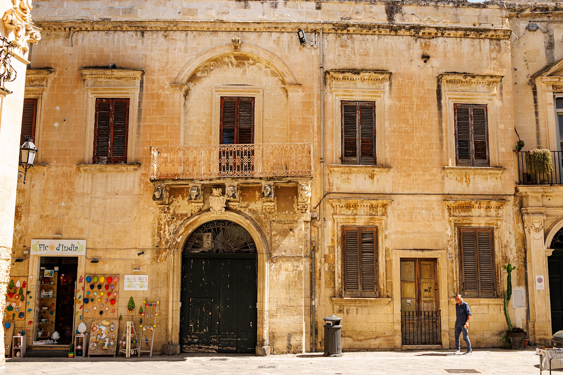 2024-09-12 11:23:11_RF24-240mm F4-6.3 IS USM_f/9_1/80 sec_Via Leonardo Prato_Lecce_Italy_40°21'18.27" N 18°10'4.8648" E