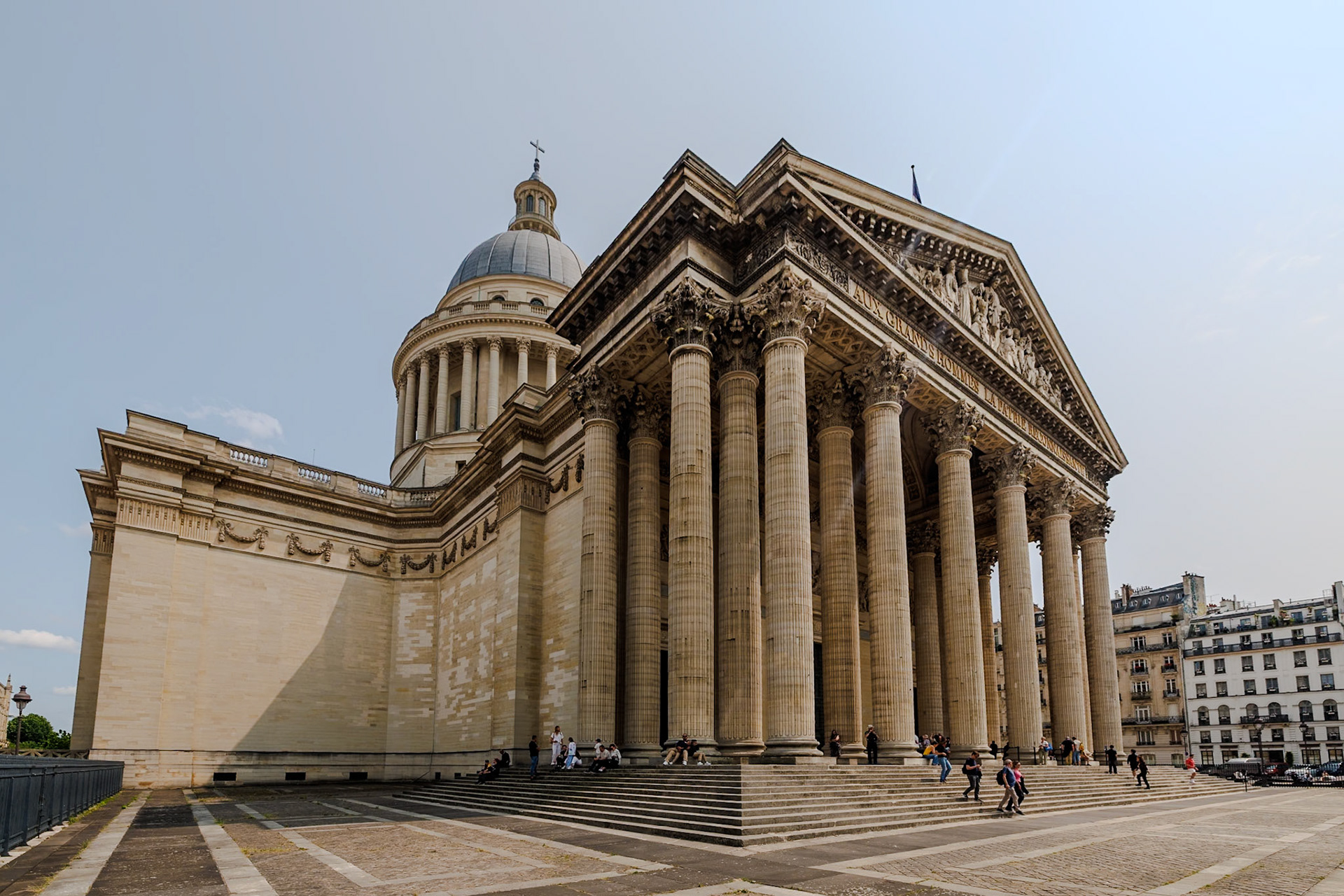 _2025-06-03__Canon__Canon EOS R3__ RF15-35mm F2.8 L IS USM__f/8__1/500 sec__Boulevard Saint-Michel__Paris__France__48°50'46.7952" N 2°20'43.6992" E