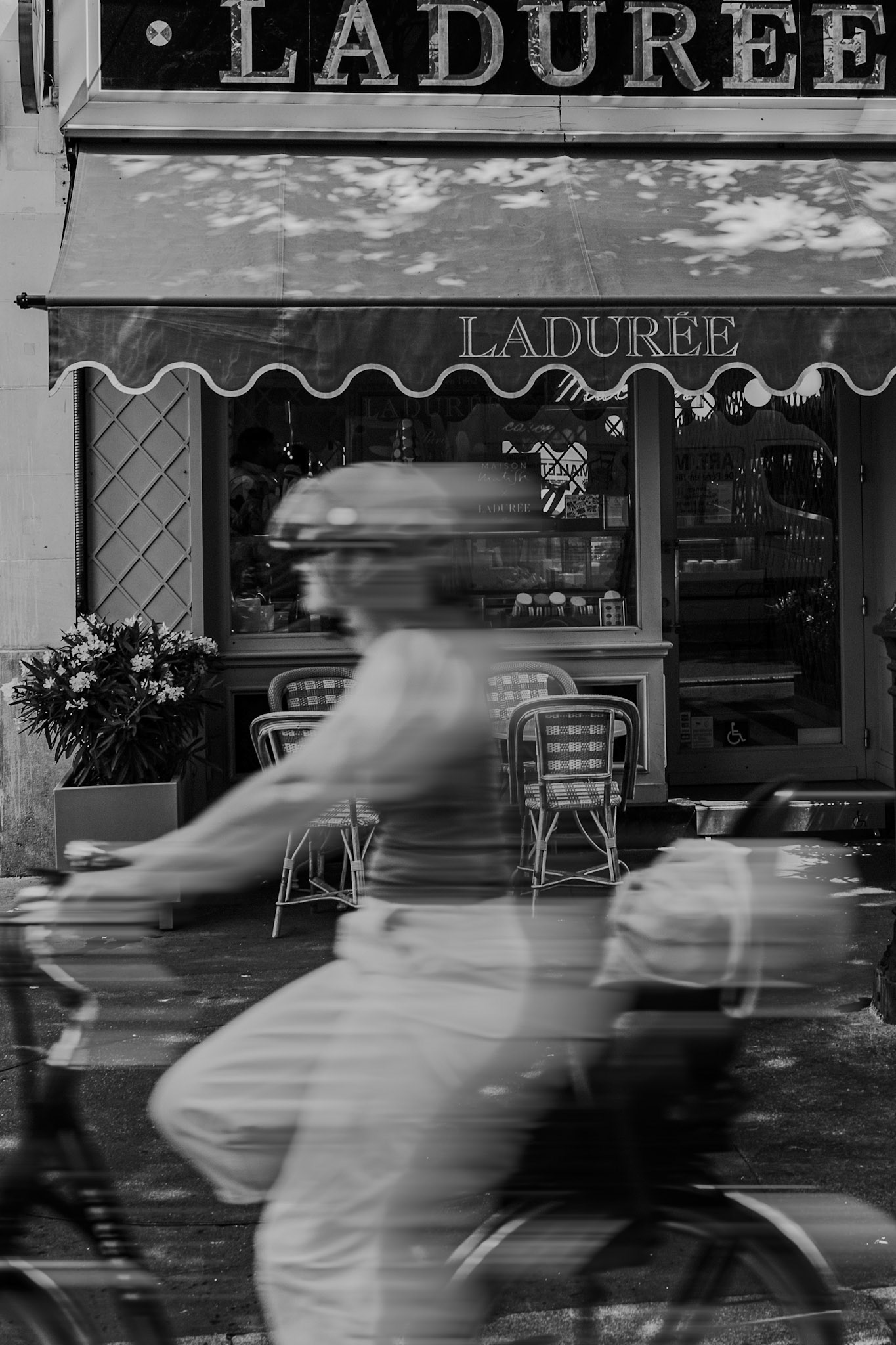 2025-06-15 11:15:18_RF15-35mm F2.8 L IS USM_f/4.5_1/160 sec_Rue Meslay_Paris_France_48°51'45.0792" N 2°21'44.73" E