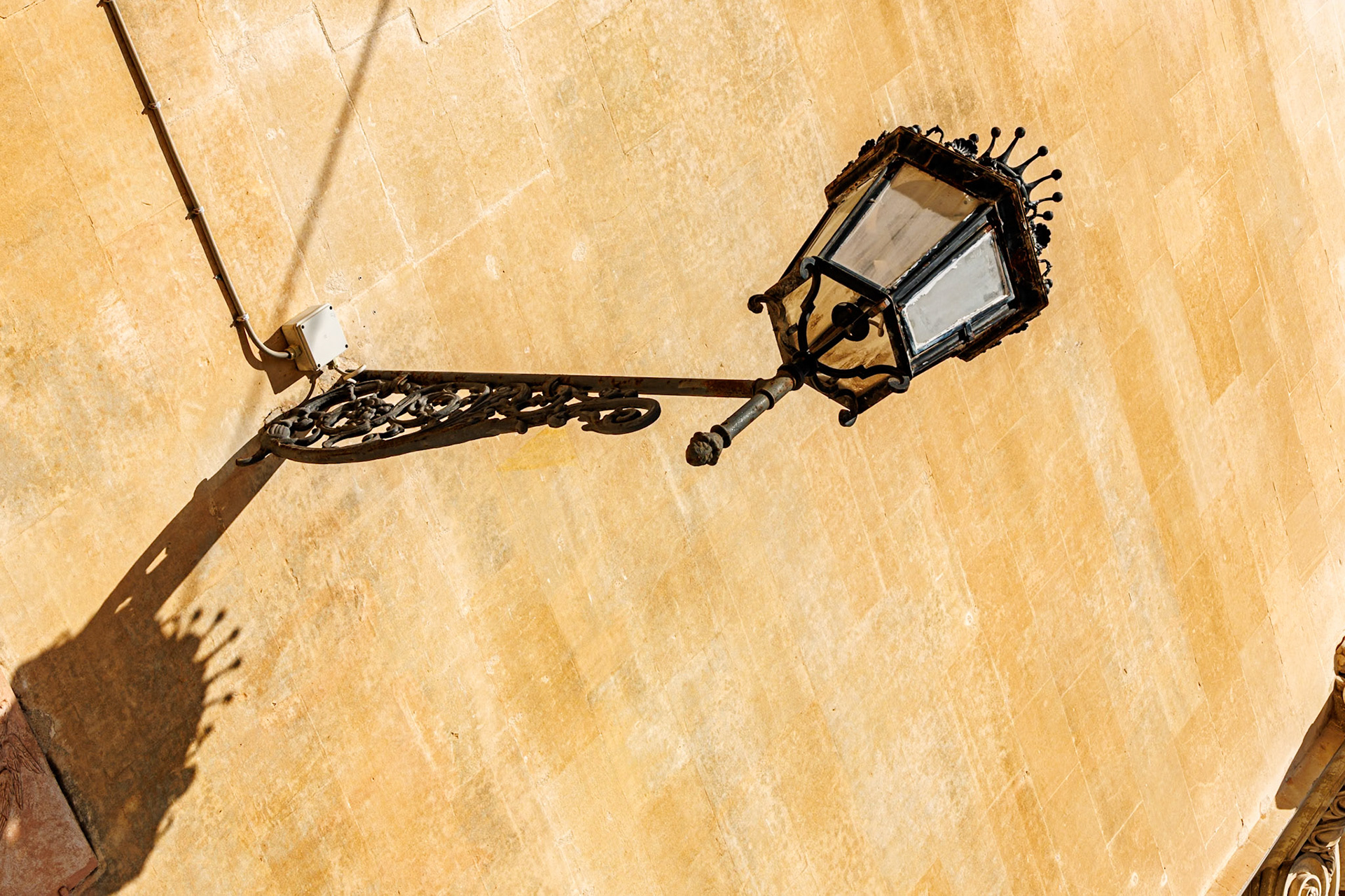 2024-09-12 11:12:55_RF24-240mm F4-6.3 IS USM_f/18_1/80 sec_Via Leonardo Prato_Lecce_Italy_40°21'25.0308" N 18°10'5.7288" E