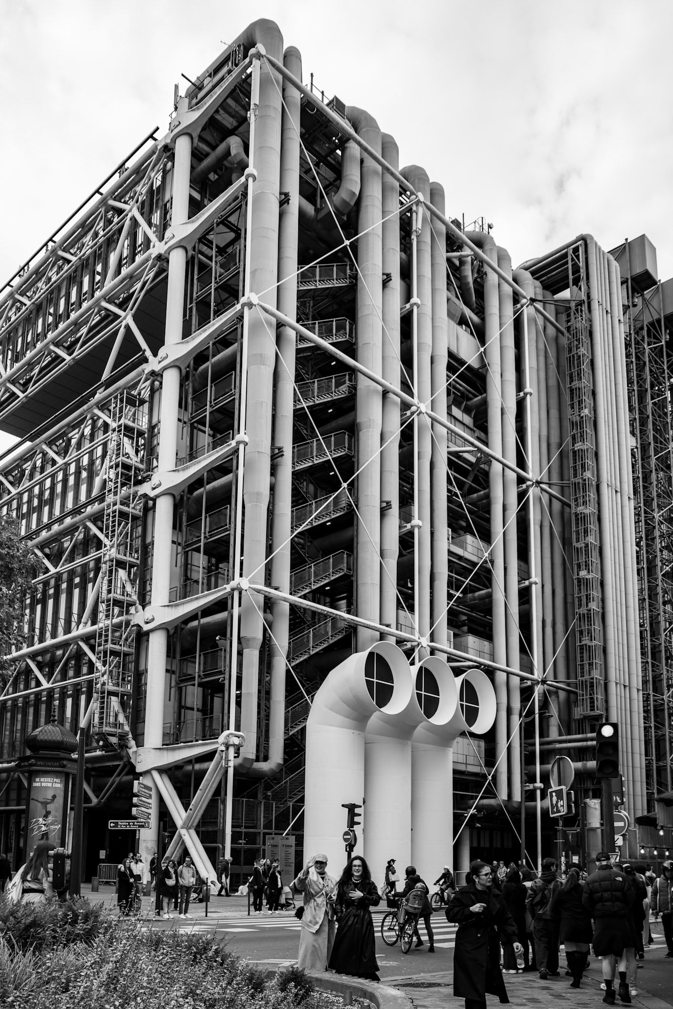 2024-10-06 22:24:12_RF24-240mm F4-6.3 IS USM_f/5.6_1/125 sec_Rue Madame de Sévigné_Paris_France_48°51'31.4028" N 2°21'10.5588" E