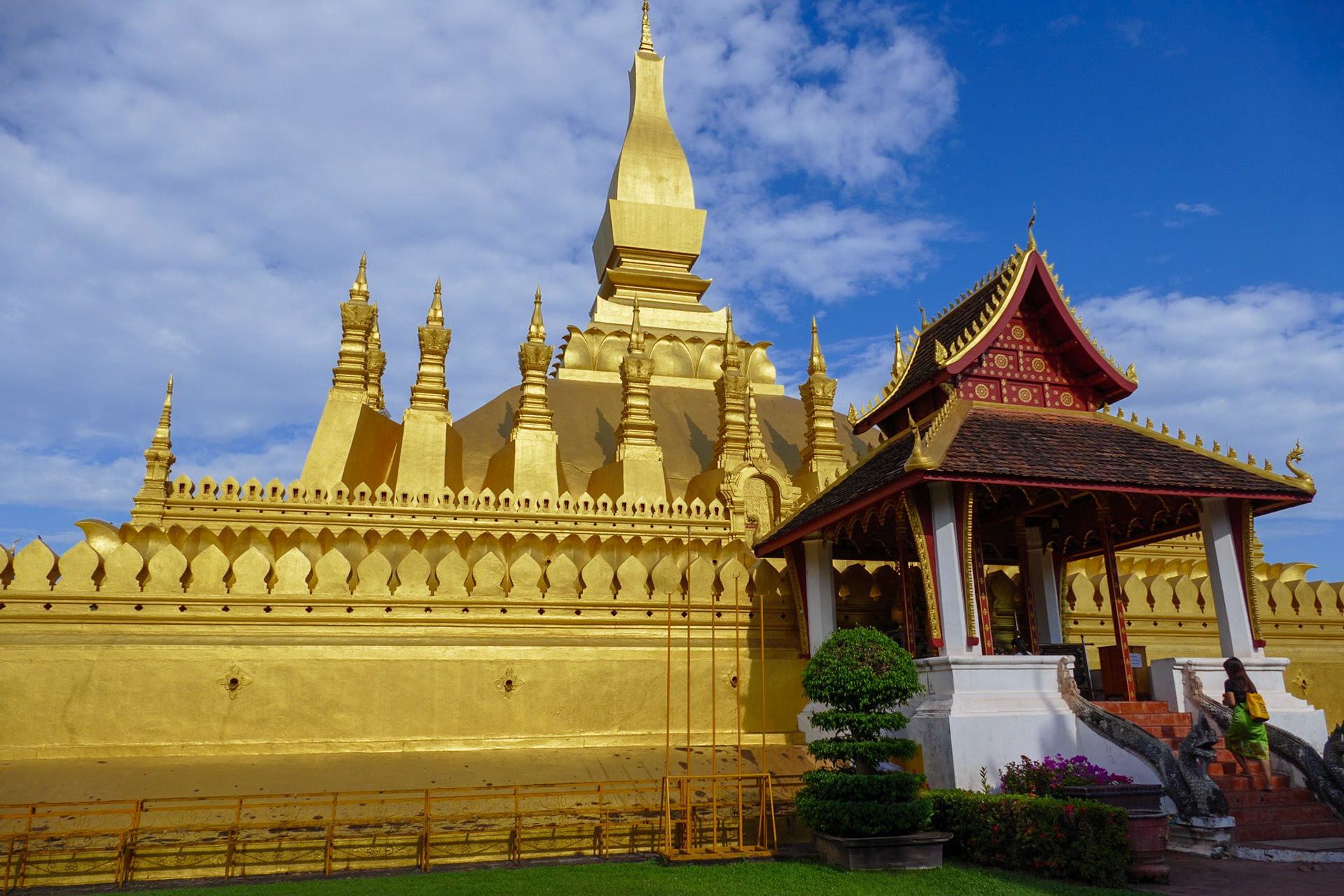 _2019-10-12__Panasonic__DMC-FZ1000__ __f/4.5__1/1600 sec__That Luang Kang, Alley 5__Vientiane Capital__Laos__17°58'35.652" N 102°38'9.8268" E