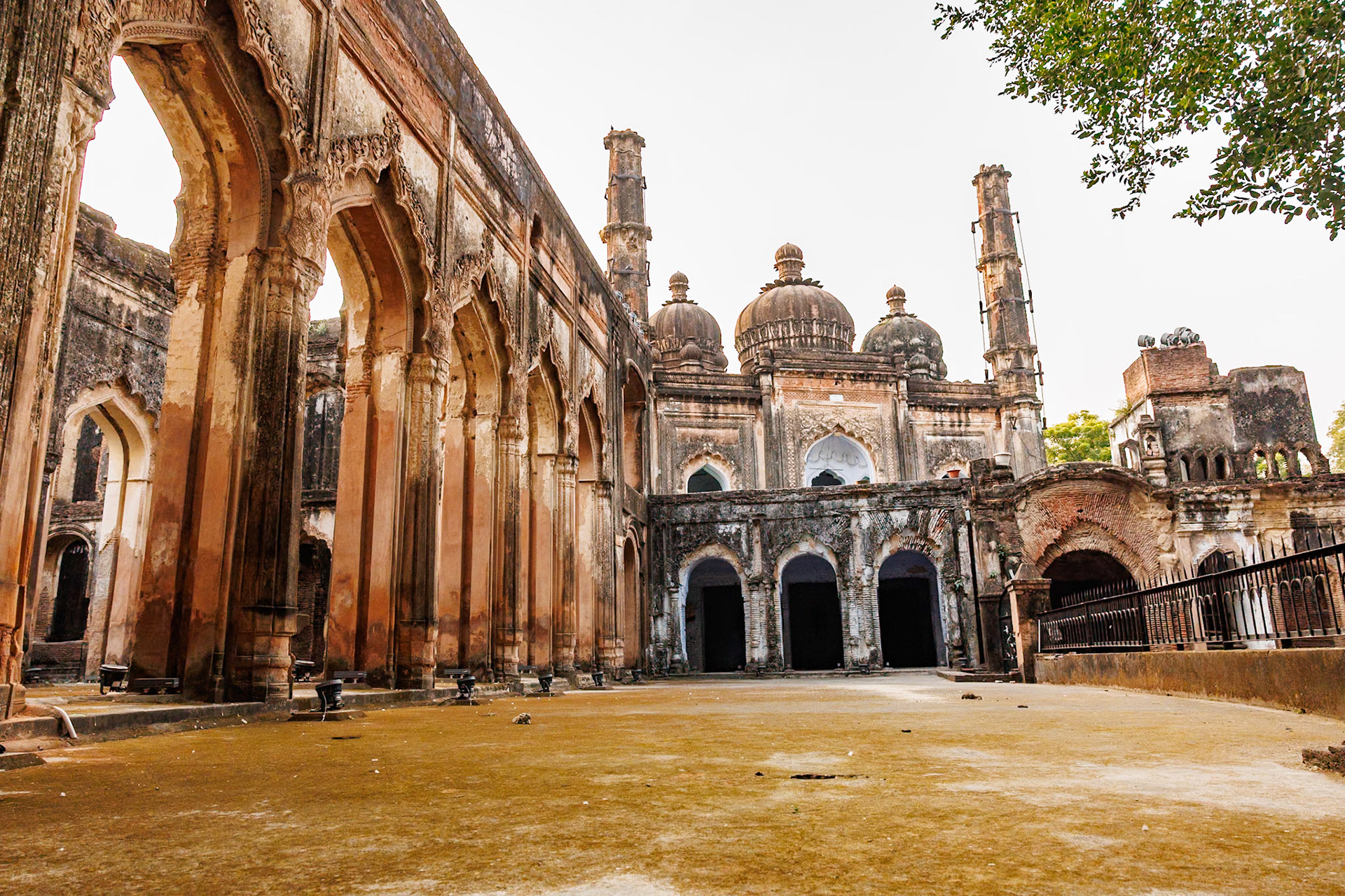 __2025-11-26__Canon__Canon EOS R3__ RF24-70mm F2.8 L IS USM__f/7.1__1/400 sec__Mahatma Gandhi Road__Lucknow__India__26°51'38.07" N 80°55'32.3112" E