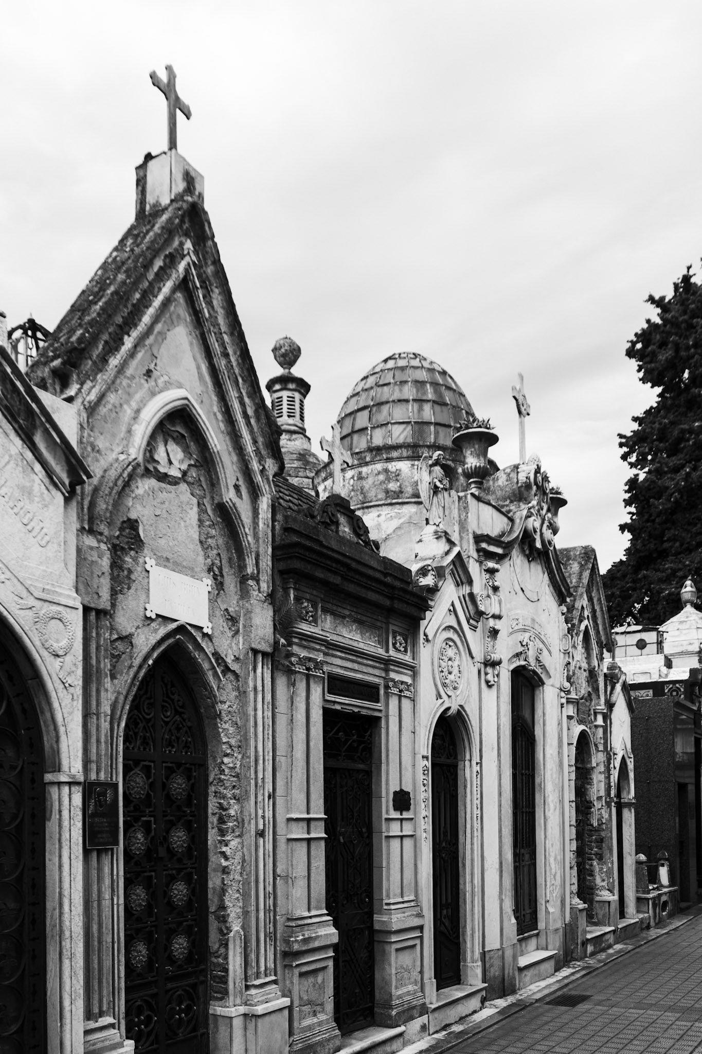 _2025-07-07__Canon EOS 5D Mark IV__ TAMRON 28-300mm F/3.5-6.3 Di VC PZD A010__f/8__1/160 sec__Avenida Alvear__Buenos Aires__Argentina__34°35'14.1648" S 58°23'36.4992" W_