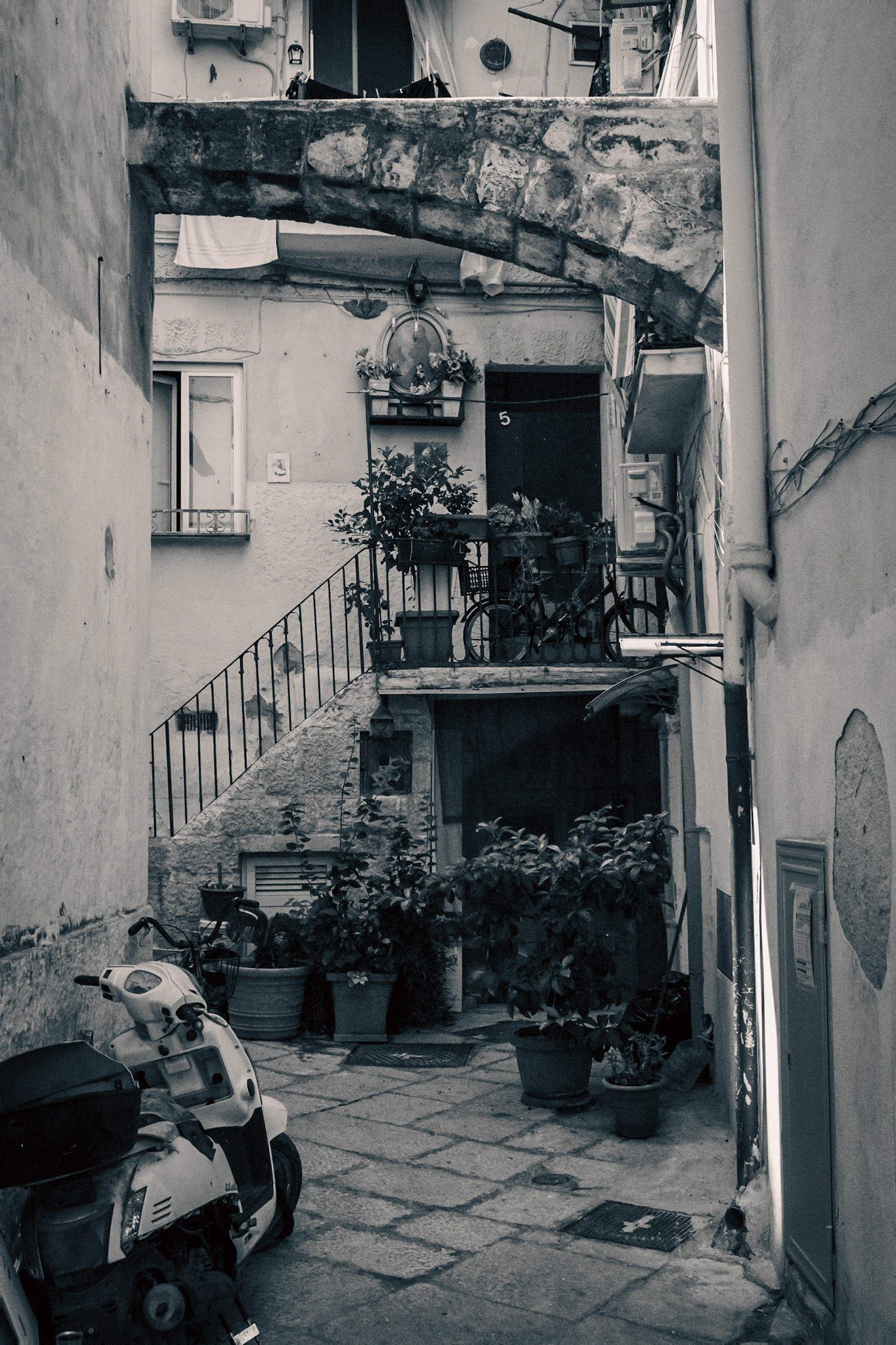 2024-09-06 13:08:27_RF24-240mm F4-6.3 IS USM_f/16_1/4000 sec_Piazza del Ferrarese_Bari_Italy_41°7'48.9108" N 16°52'9.7968" E