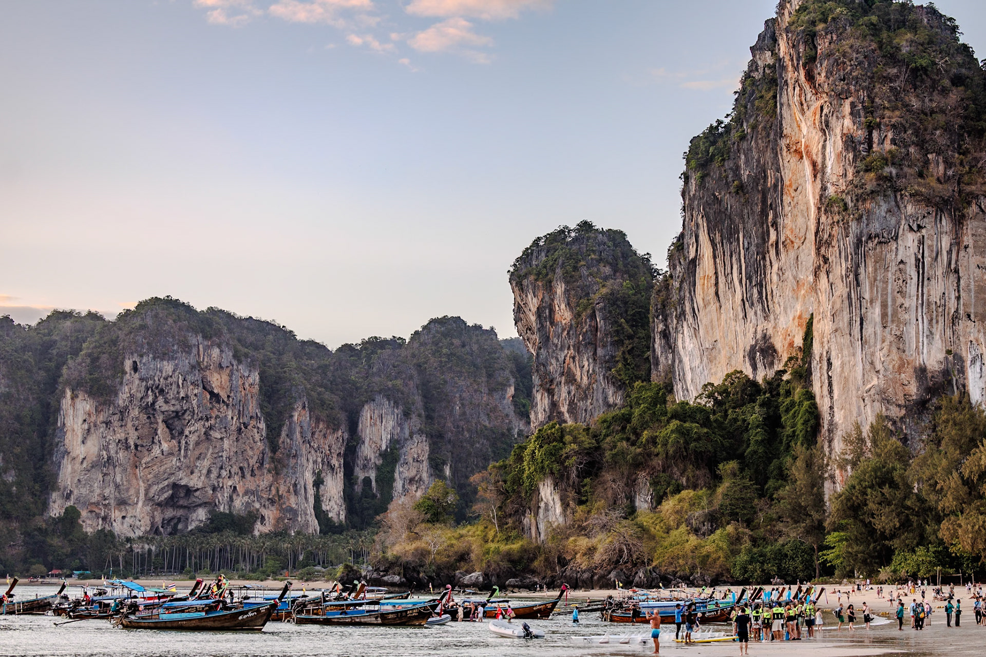 _2025-02-27__Canon__Canon EOS R3__ RF70-200mm F2.8 L IS USM__f/3.2__1/500 sec__Railay Promenade__Ban Ao Nang__Thailand__8°0'36.738" N 98°50'16.0368" E