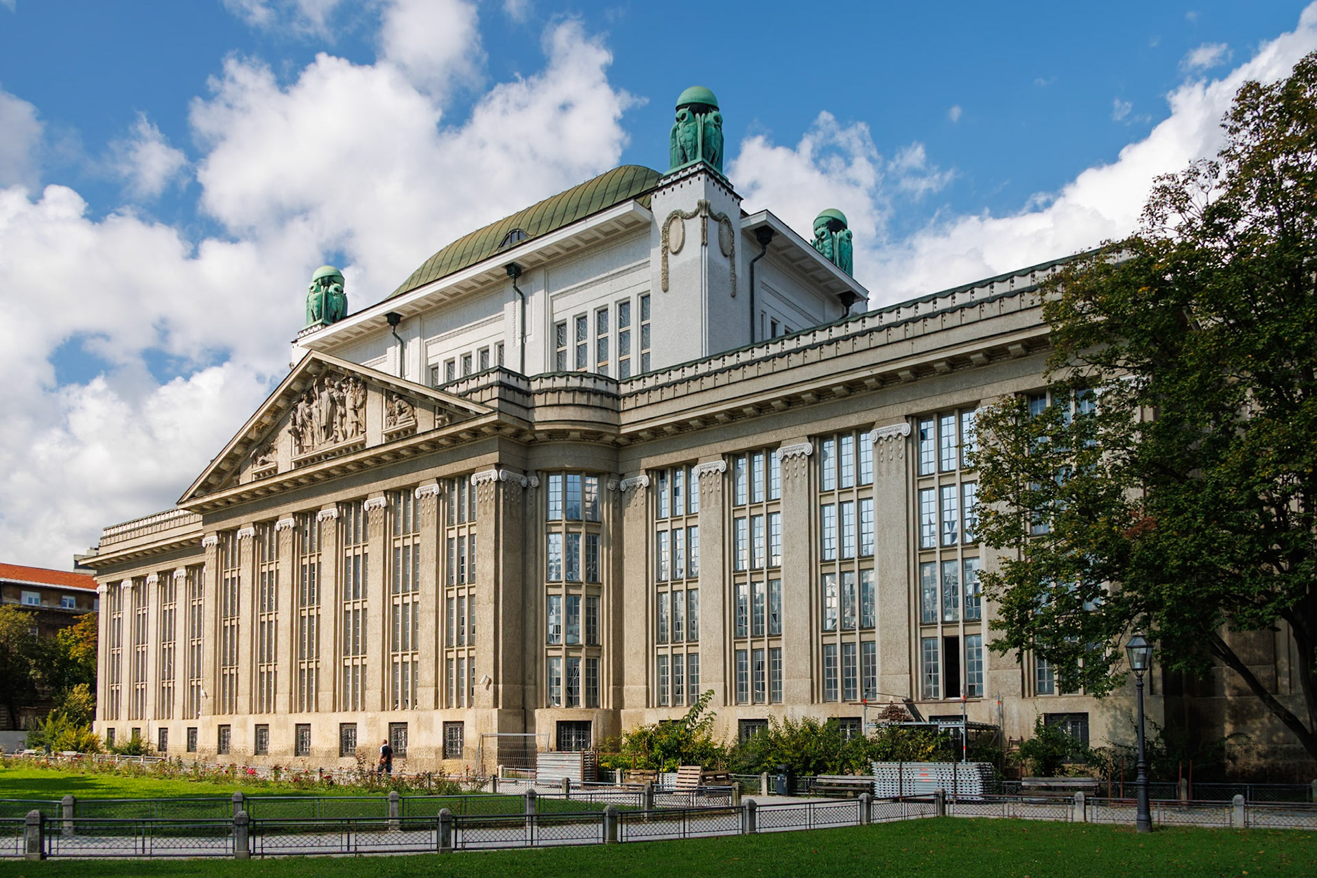 _2024-09-25__Canon__Canon EOS R3__ RF24-240mm F4-6.3 IS USM__f/8__1/250 sec__Mihanovićeva ulica__City of Zagreb__Croatia__45°48'20.1528" N 15°58'19.29" E