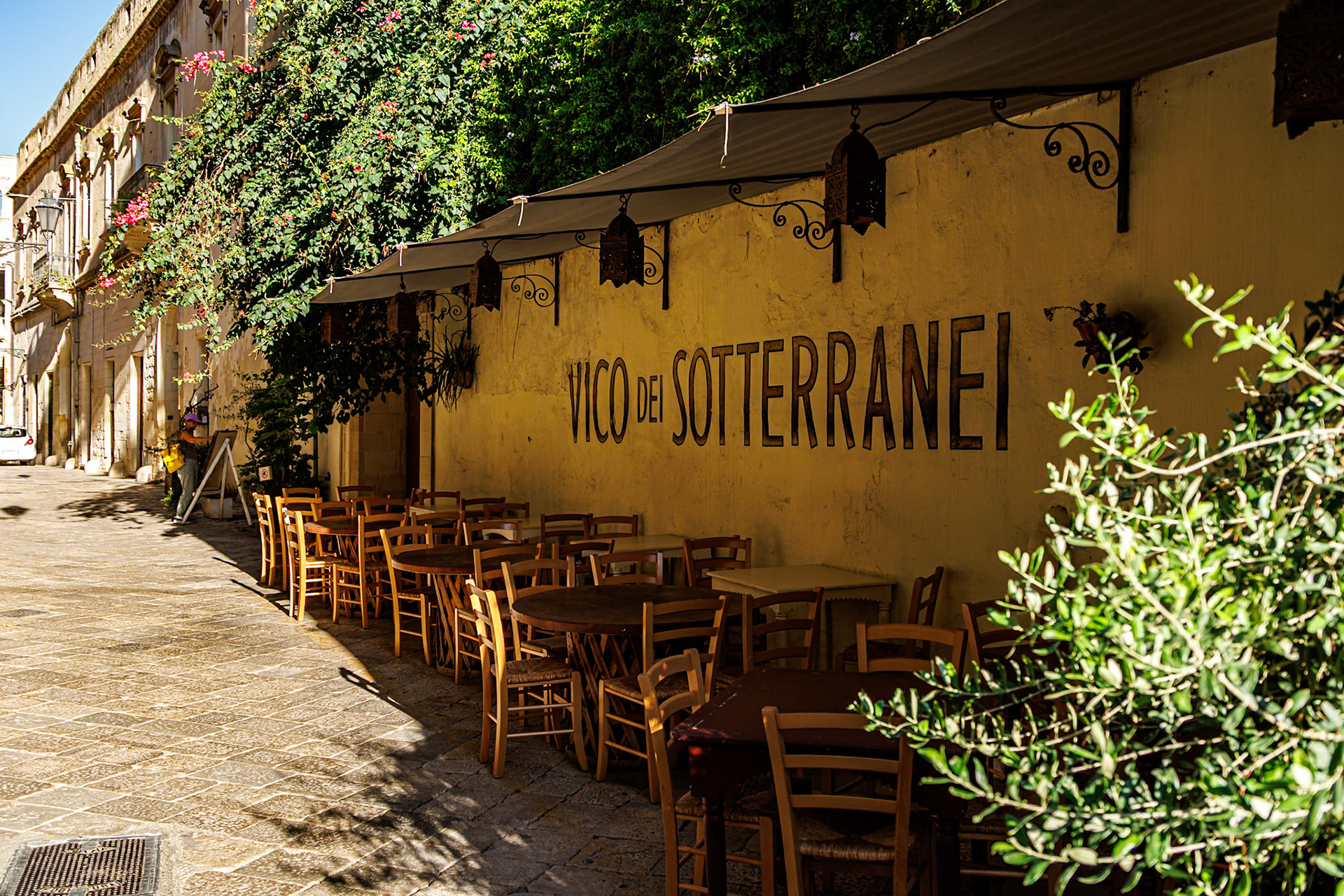 _2024-09-11__Canon__Canon EOS R3__ RF24-240mm F4-6.3 IS USM__f/5.6__1/100 sec__Via Leonardo Prato__Lecce__Italy__40°21'5.1768" N 18°10'9.4152" E