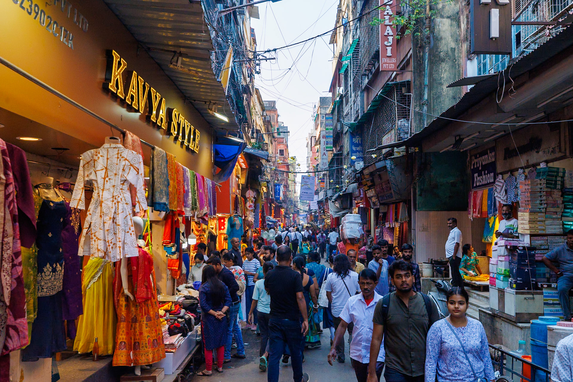 __2025-11-19__Canon__Canon EOS R3__ RF15-35mm F2.8 L IS USM__f/8__1/500 sec__Rajendra Mullick Lane__Kolkata__India__22°34'57.972" N 88°21'37.35" E