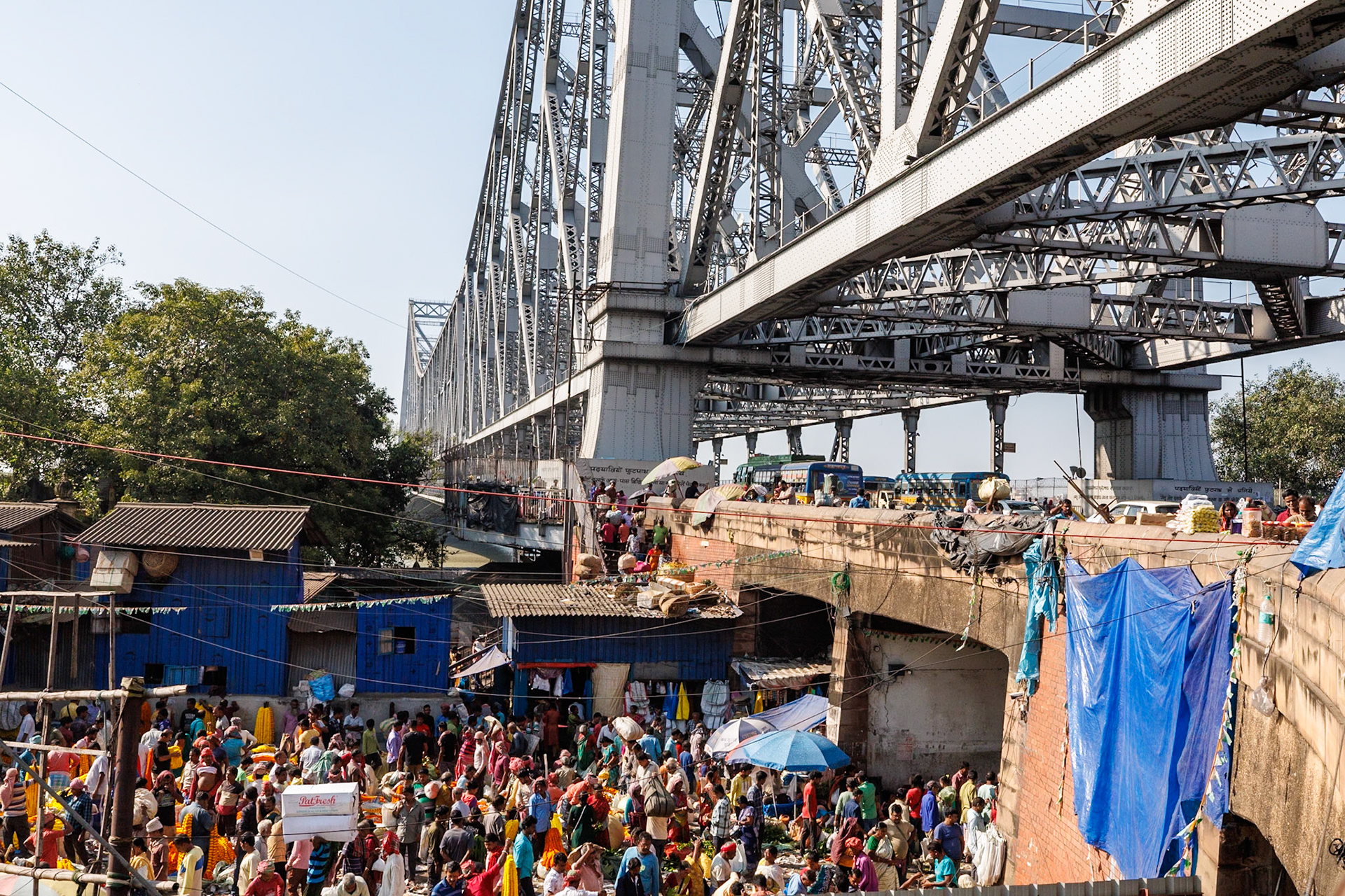 __2025-11-19__Canon__Canon EOS R3__ RF15-35mm F2.8 L IS USM__f/13__1/1250 sec__Maharishi Devendra Road__Kolkata__India__22°35'2.616" N 88°21'5.8572" E