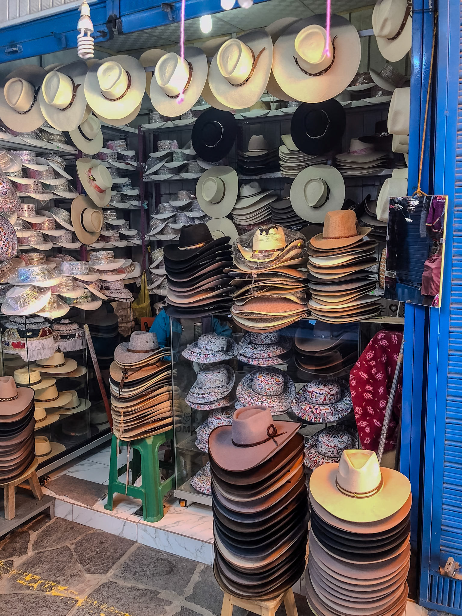 _2018-10-29__iPhone X__ iPhone X back dual camera 4mm f/1.8__f/1.8__1/30 sec__Placa de Armas__Chivay__Peru__15°38'8.6208" S 71°36'6.9192" W_