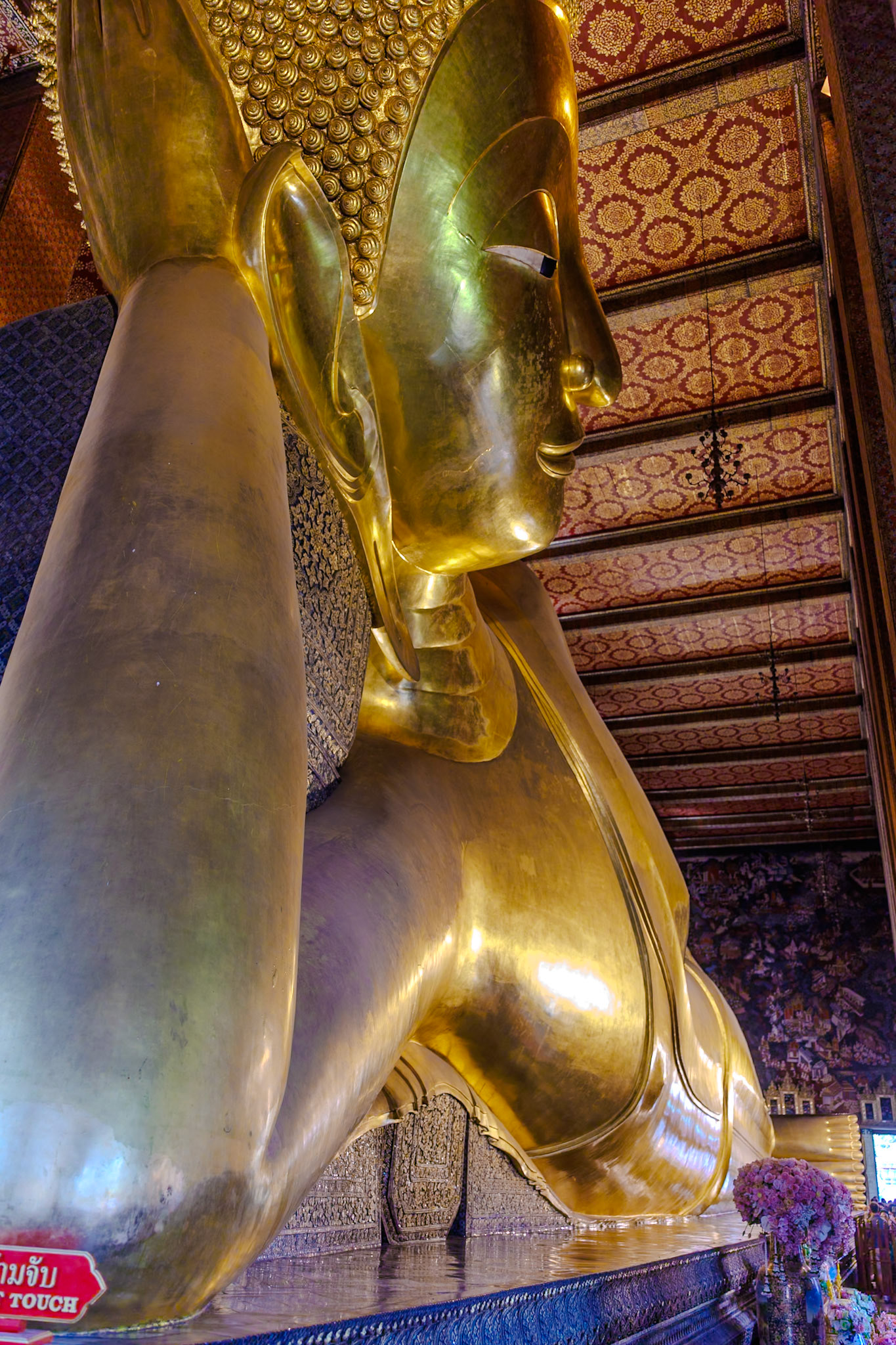 _2025-03-04__Canon__Canon EOS R3__ RF28-70mm F2.8 IS STM__f/2.8__1/60 sec__Thai Wang Road__Bangkok__Thailand__13°44'46.3812" N 100°29'30.6492" E