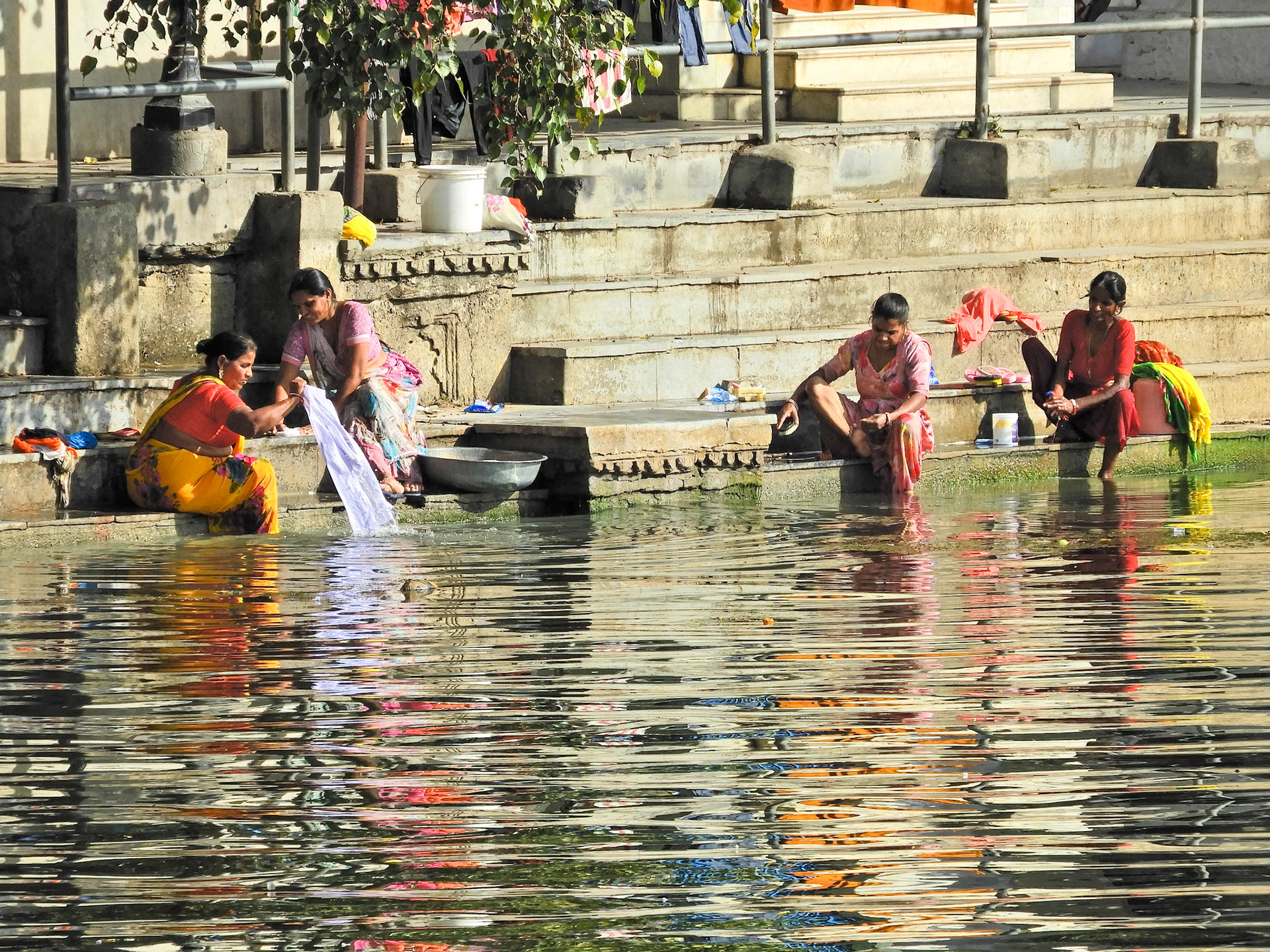 _2018-02-20__Coolpix B700__ __f/5.6__1/640 sec__Jagdish Temple Road__Udaipur__India__24°34'53.202" N 73°40'52.9212" E_