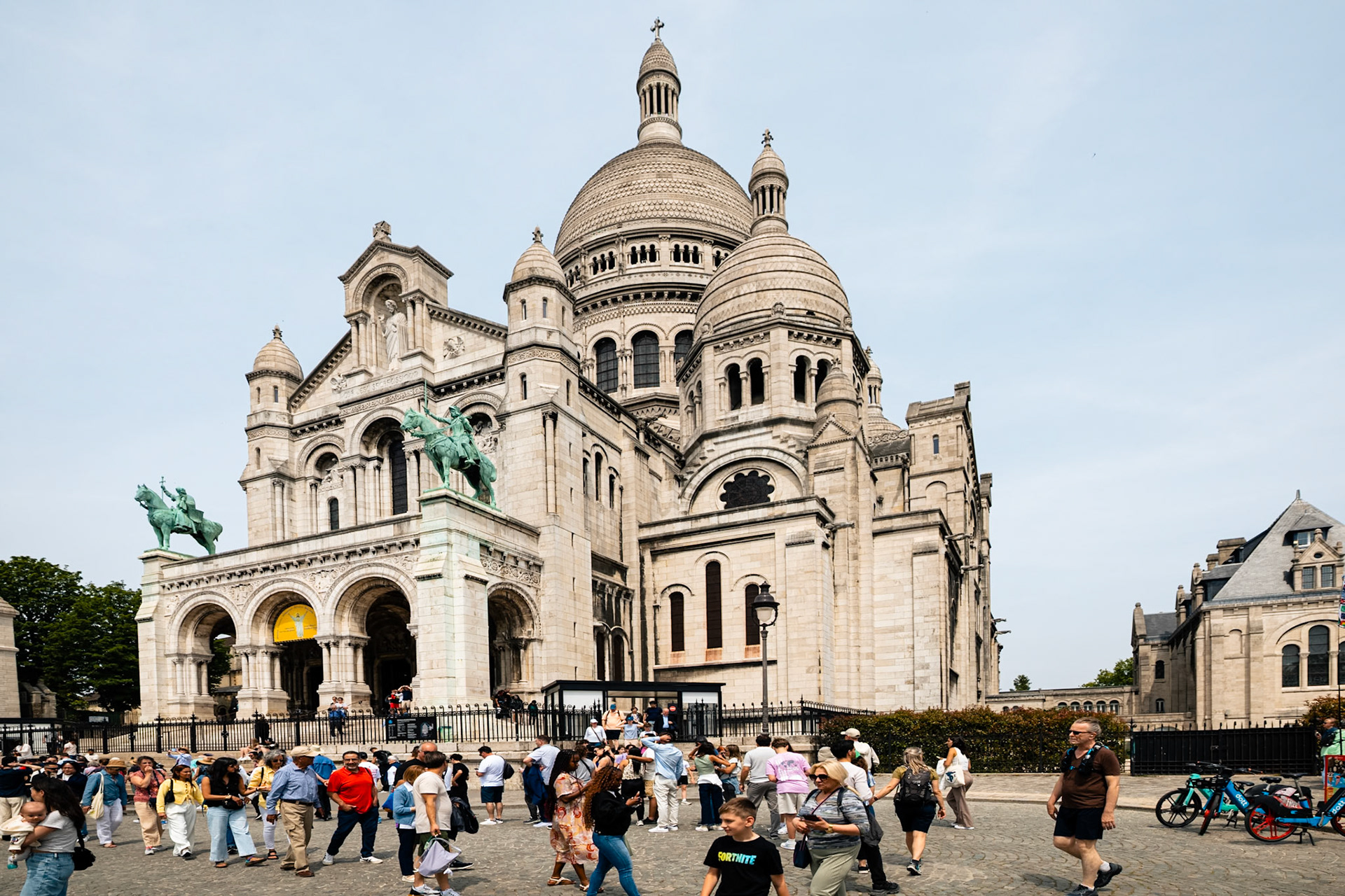 _2025-06-10__Canon EOS R3__ RF15-35mm F2.8 L IS USM__f/2.8__1/1250 sec__Rue de Maubeuge__Paris__France__48°53'8.5308" N 2°20'35.07" E_