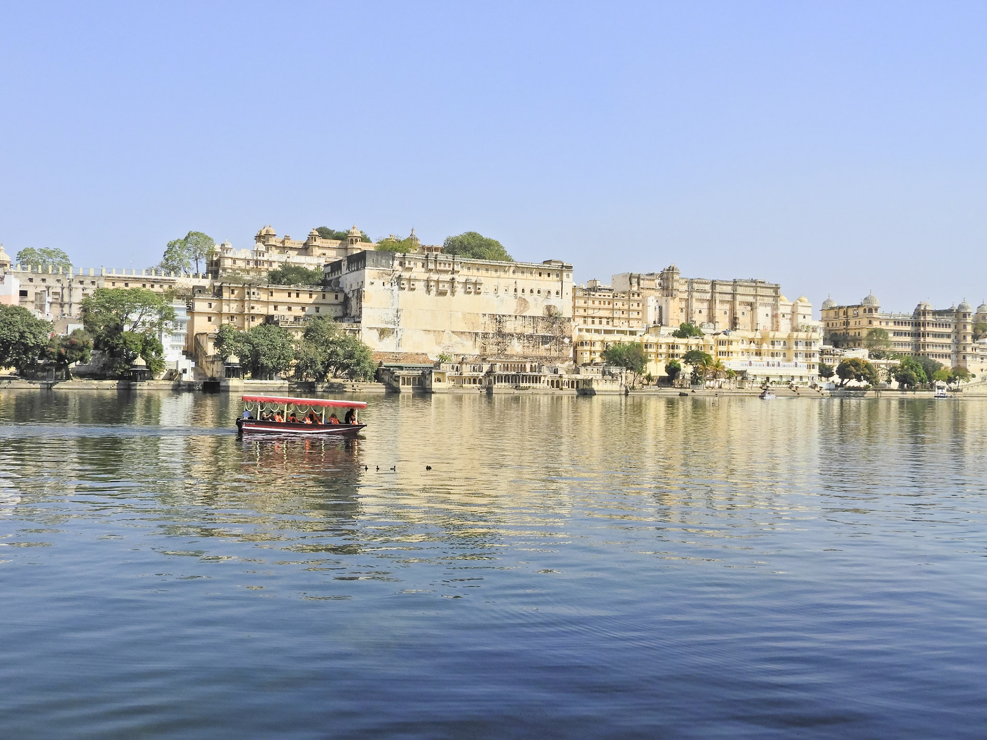 _2018-02-20__Coolpix B700__ __f/3.8__1/2000 sec__Jagdish Temple Road__Udaipur__India__24°34'44.8032" N 73°40'49.2312" E_