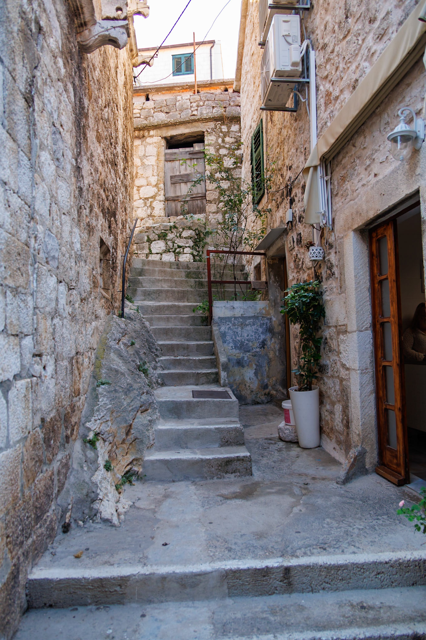 _2024-09-23__Canon__Canon EOS R3__ RF24-240mm F4-6.3 IS USM__f/4__1/60 sec__Riva__Grad Hvar__Croatia__43°10'17.9148" N 16°26'37.8672" E