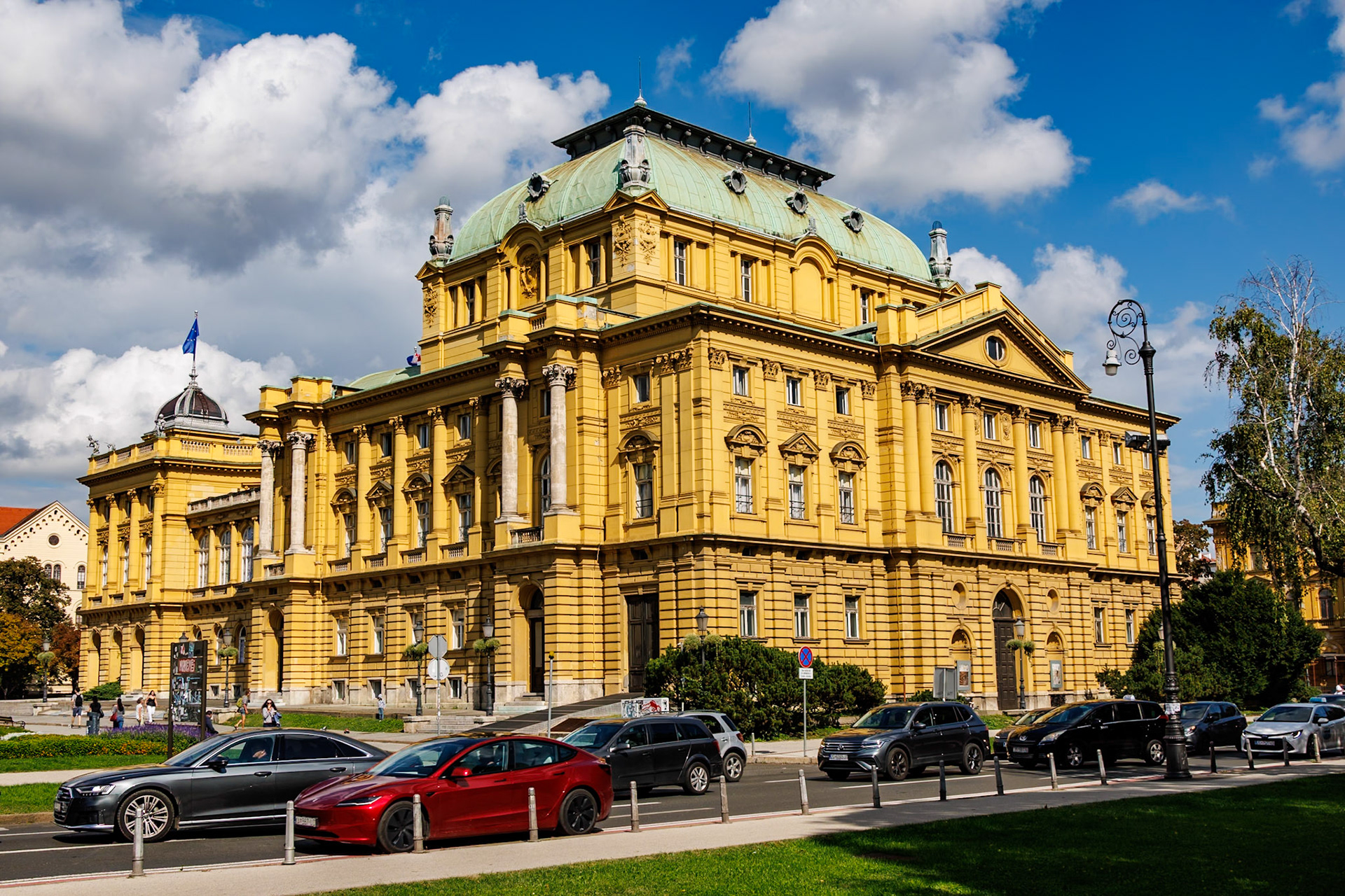 _2024-09-25__Canon__Canon EOS R3__ RF24-240mm F4-6.3 IS USM__f/9__1/250 sec__Mihanovićeva ulica__City of Zagreb__Croatia__45°48'29.4552" N 15°58'9.4872" E