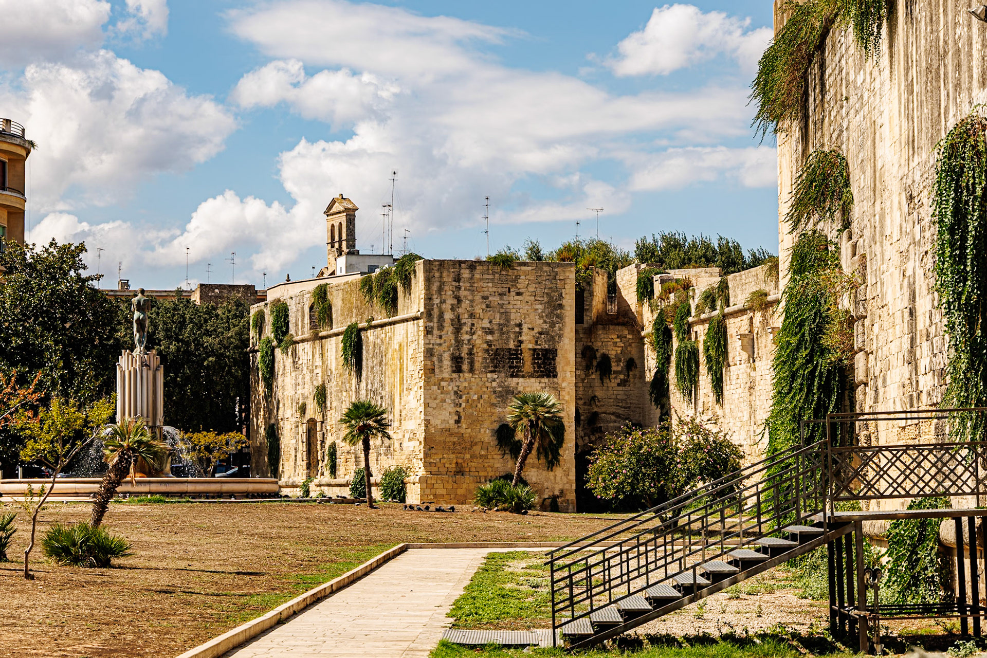 _2024-09-11__Canon__Canon EOS R3__ RF24-240mm F4-6.3 IS USM__f/8__1/200 sec__Via Leonardo Prato__Lecce__Italy__40°21'6.372" N 18°10'33.3588" E