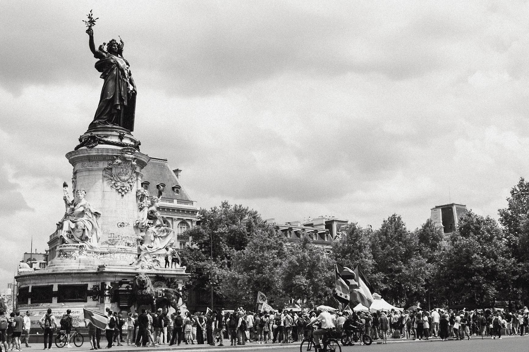 2025-06-14 13:27:35_RF15-35mm F2.8 L IS USM_f/7.1_1/320 sec_Rue Meslay_Paris_France_48°52'2.37" N 2°21'47.754" E