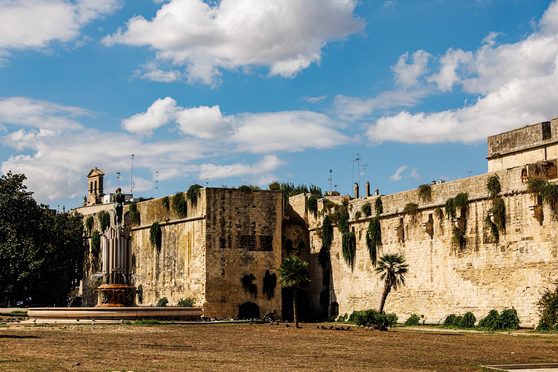 2024-09-11 12:50:03_RF24-240mm F4-6.3 IS USM_f/9_1/250 sec_Via Leonardo Prato_Lecce_Italy_40°21'6.0552" N 18°10'33.3048" E