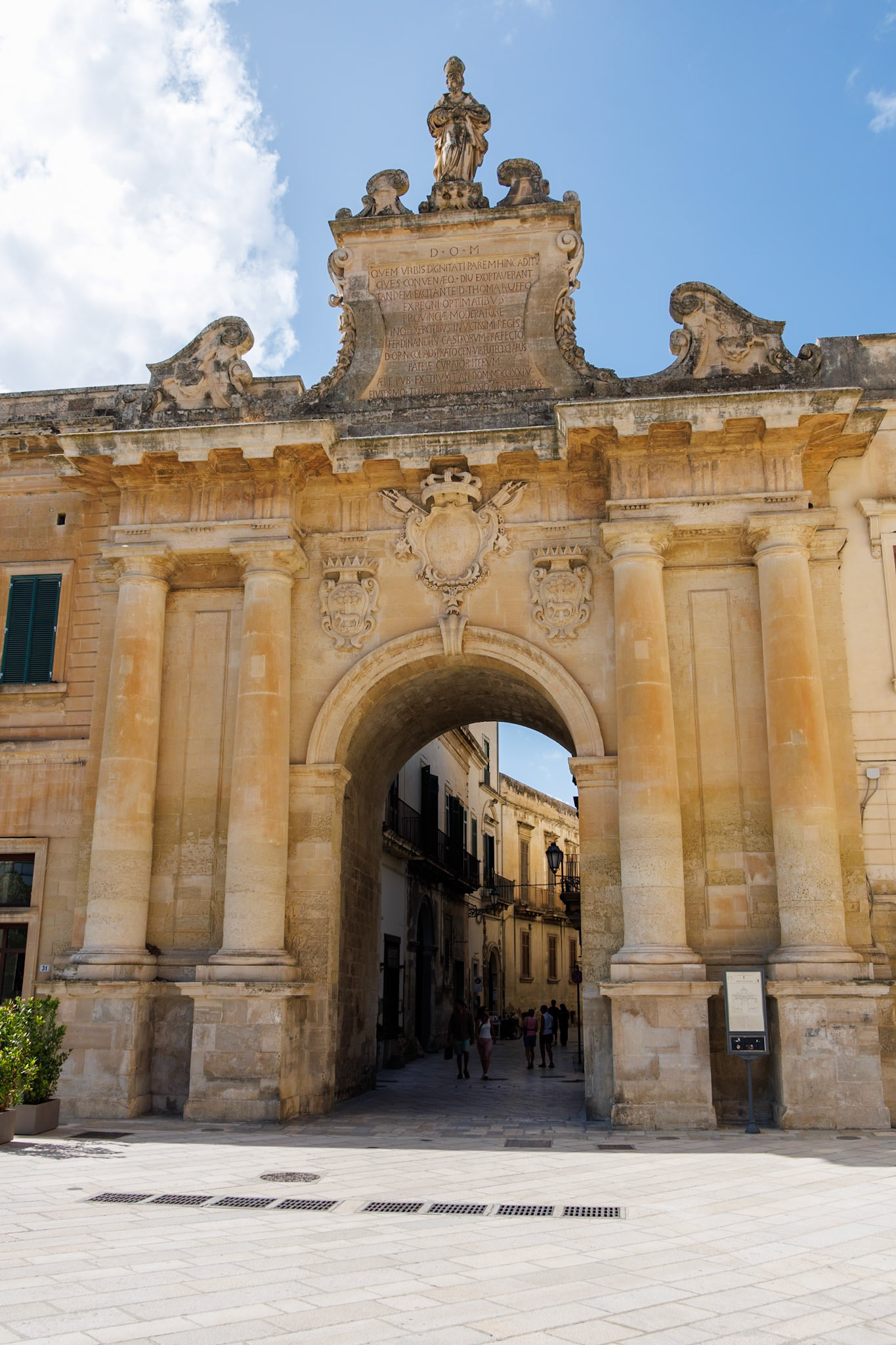 2024-09-13 13:55:43_RF24-240mm F4-6.3 IS USM_f/10_1/80 sec_Via Leonardo Prato_Lecce_Italy_40°20'58.3368" N 18°10'21.9108" E