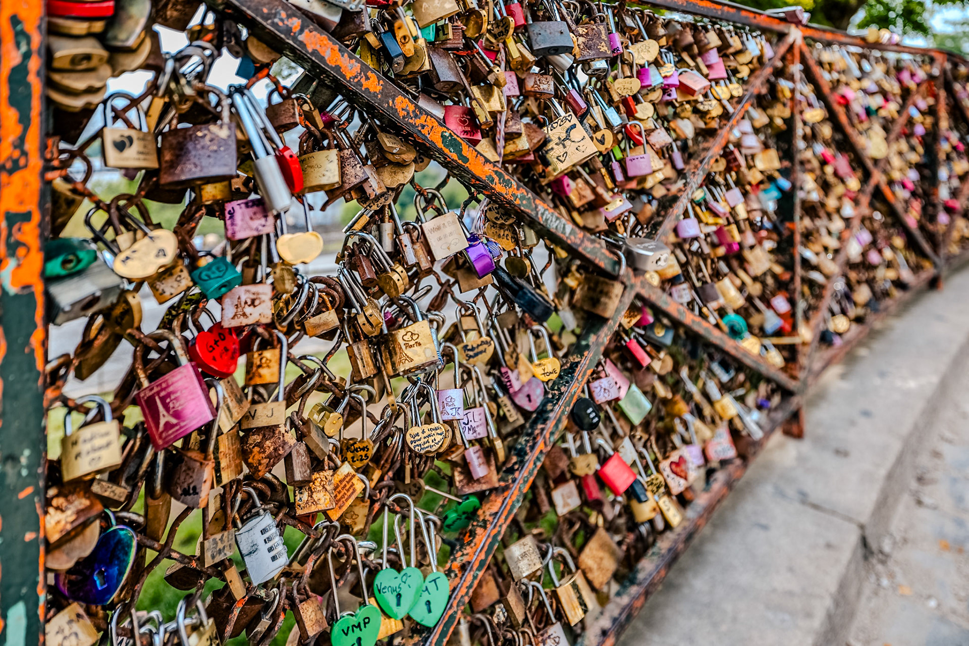 2025-06-10 16:54:42_RF15-35mm F2.8 L IS USM_f/2.8_1/200 sec_Rue de Maubeuge_Paris_France_48°53'8.5308" N 2°20'35.07" E