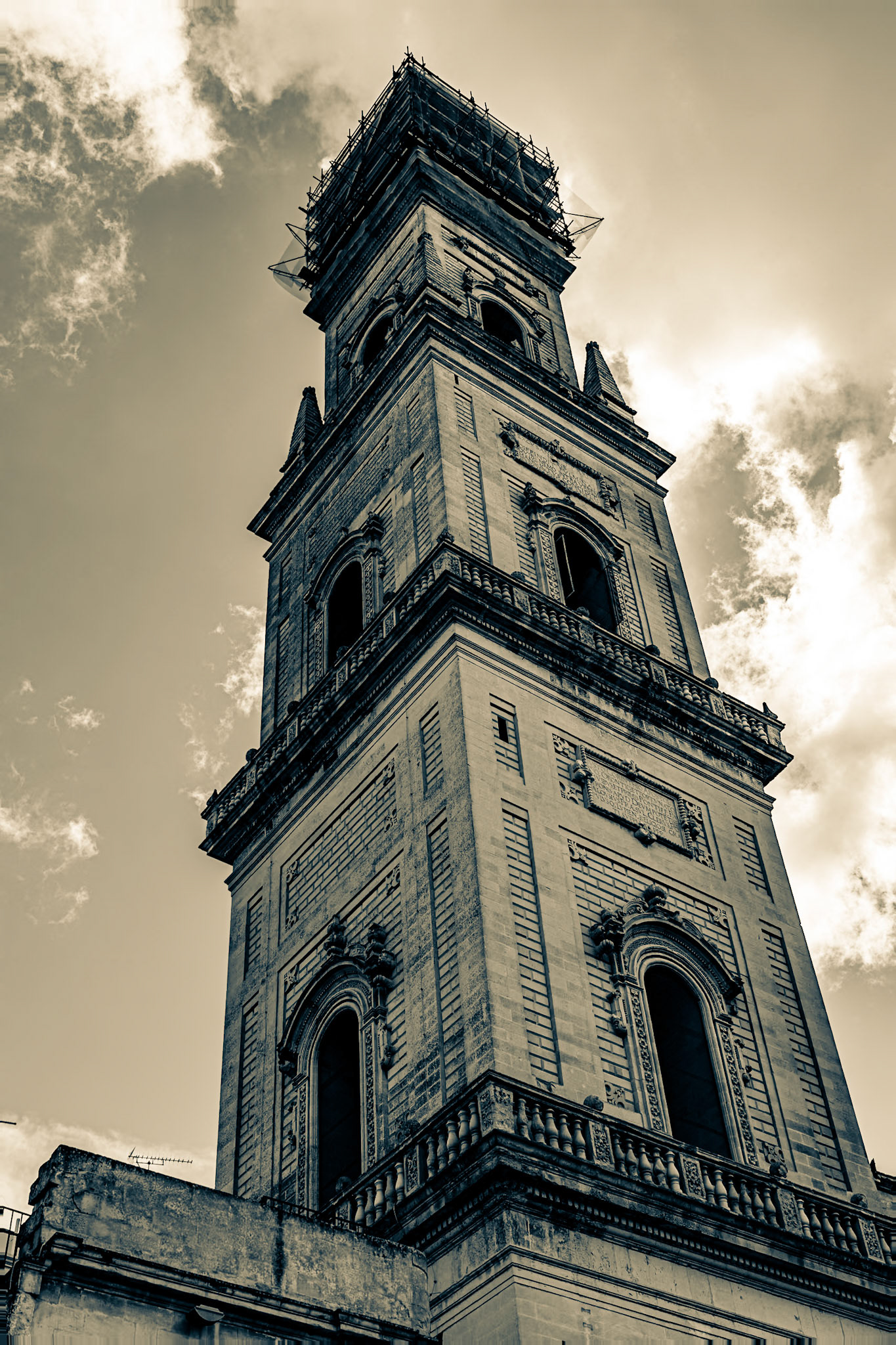 2024-09-10 10:47:24_RF24-240mm F4-6.3 IS USM_f/9_1/250 sec_Via Leonardo Prato_Lecce_Italy_40°21'8.4528" N 18°10'8.9832" E