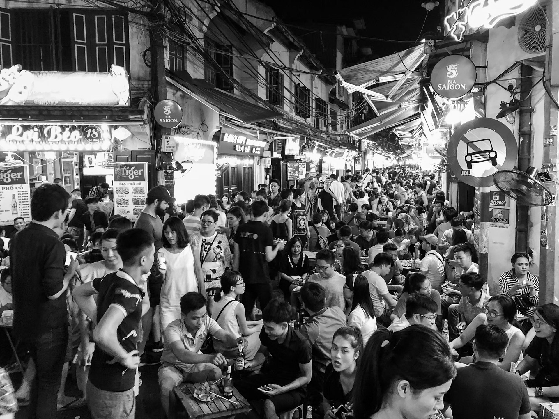 _2019-09-07__Apple__iPhone X__ iPhone X back dual camera 4mm f/1.8__f/1.8__1/10 sec__Hai Tuong Alley__Hà Nội__Vietnam__