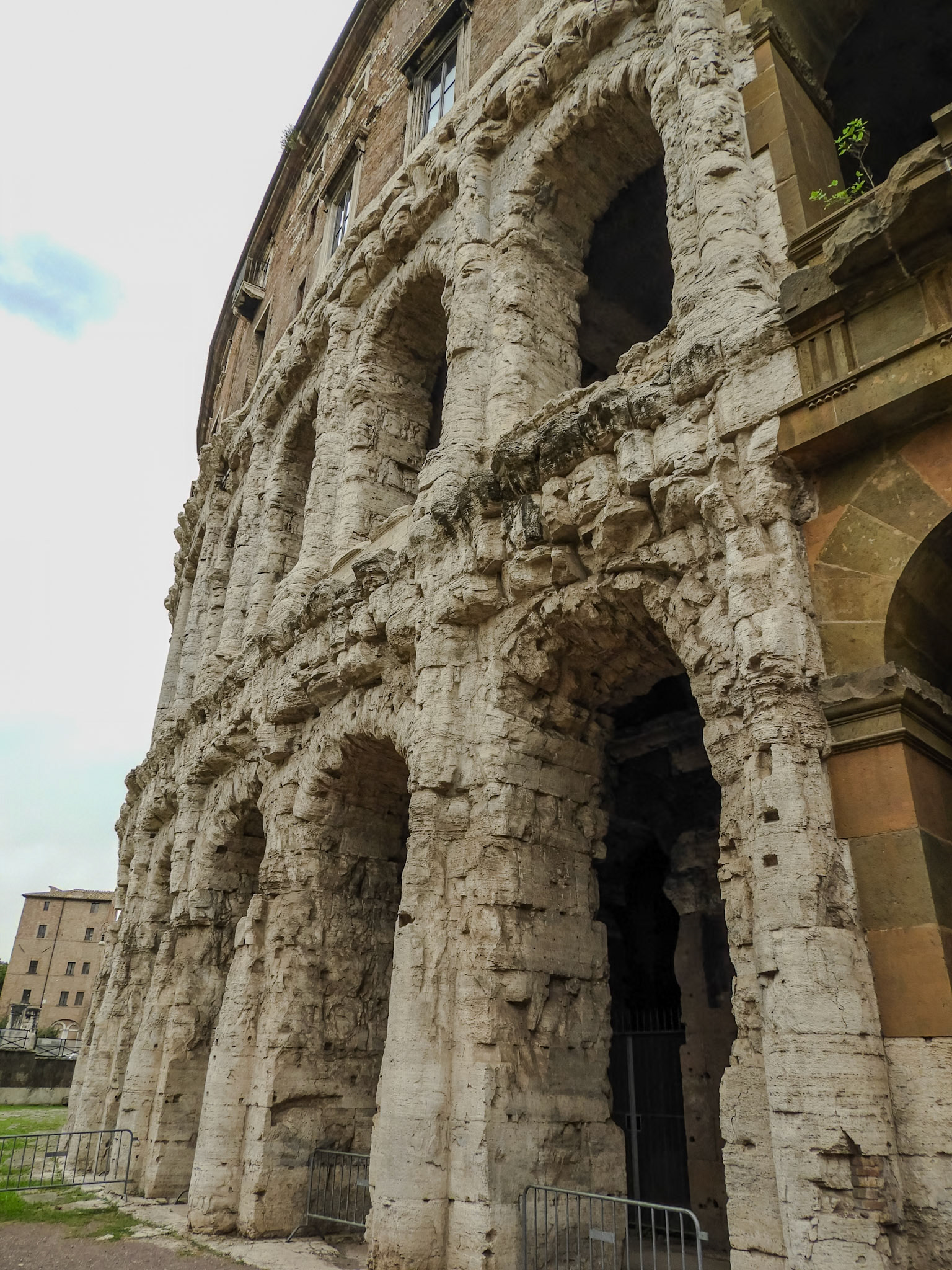 2018-05-02 13:00:17__f/3.3_1/400 sec_Vicolo di Santa Margherita_Rome_Italy_41°53'32.172" N 12°28'45.75" E