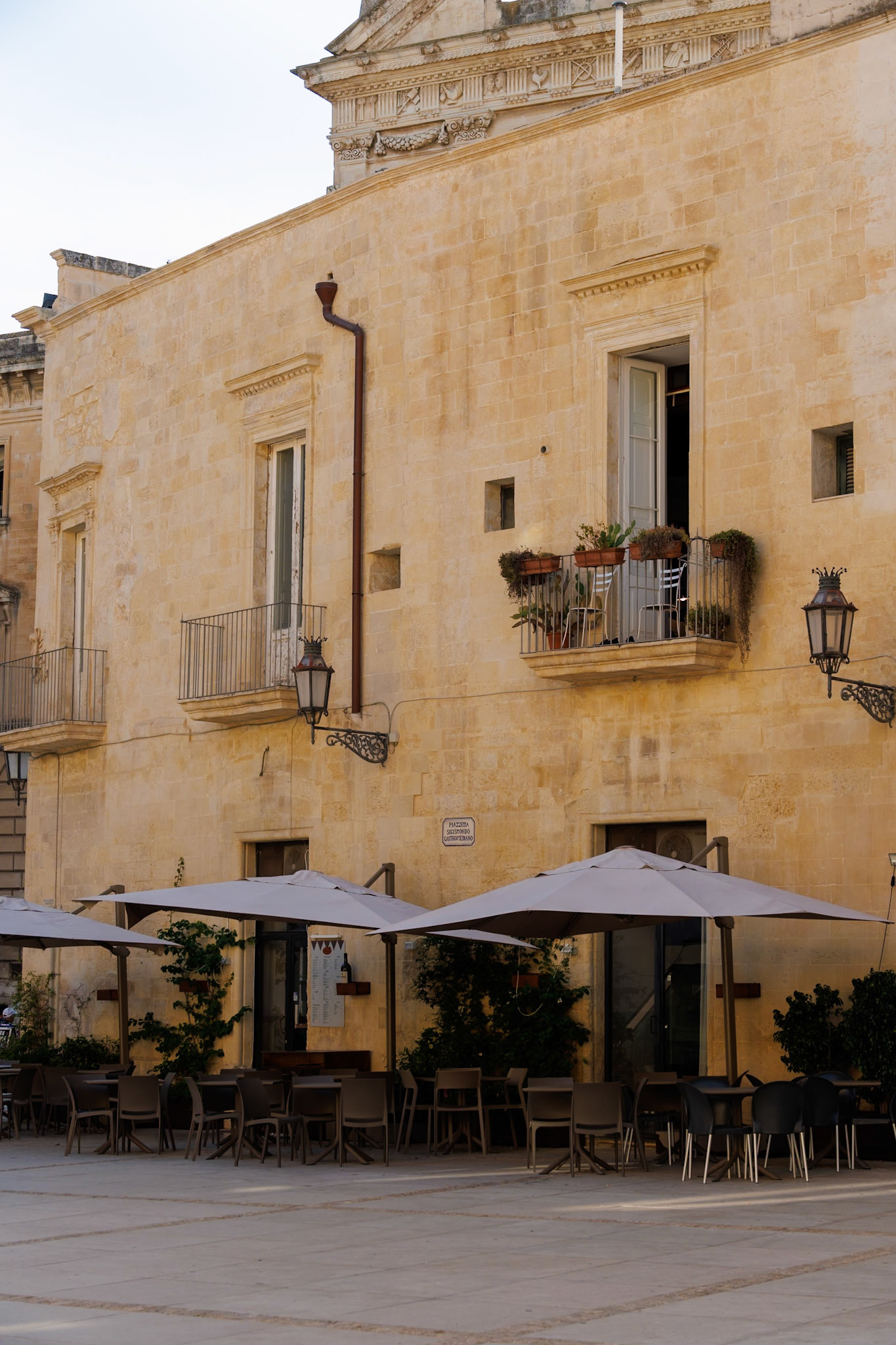 2024-09-11 15:35:23_RF24-240mm F4-6.3 IS USM_f/7.1_1/125 sec_Via Leonardo Prato_Lecce_Italy_40°21'15.66" N 18°10'22.6632" E