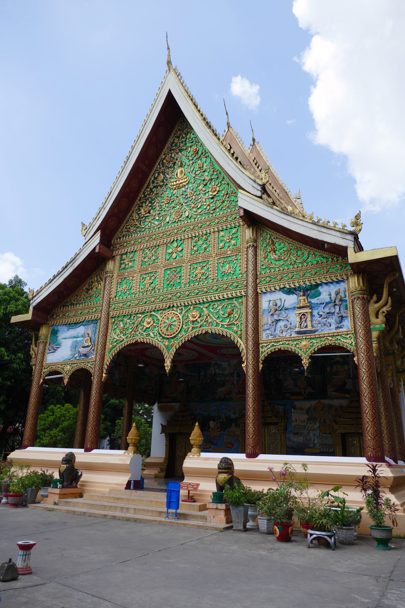 _2019-10-12__Panasonic__DMC-FZ1000__ __f/2.8__1/1250 sec__Rue Setthatirath__Vientiane Capital__Laos__17°57'59.7276" N 102°36'9.828" E